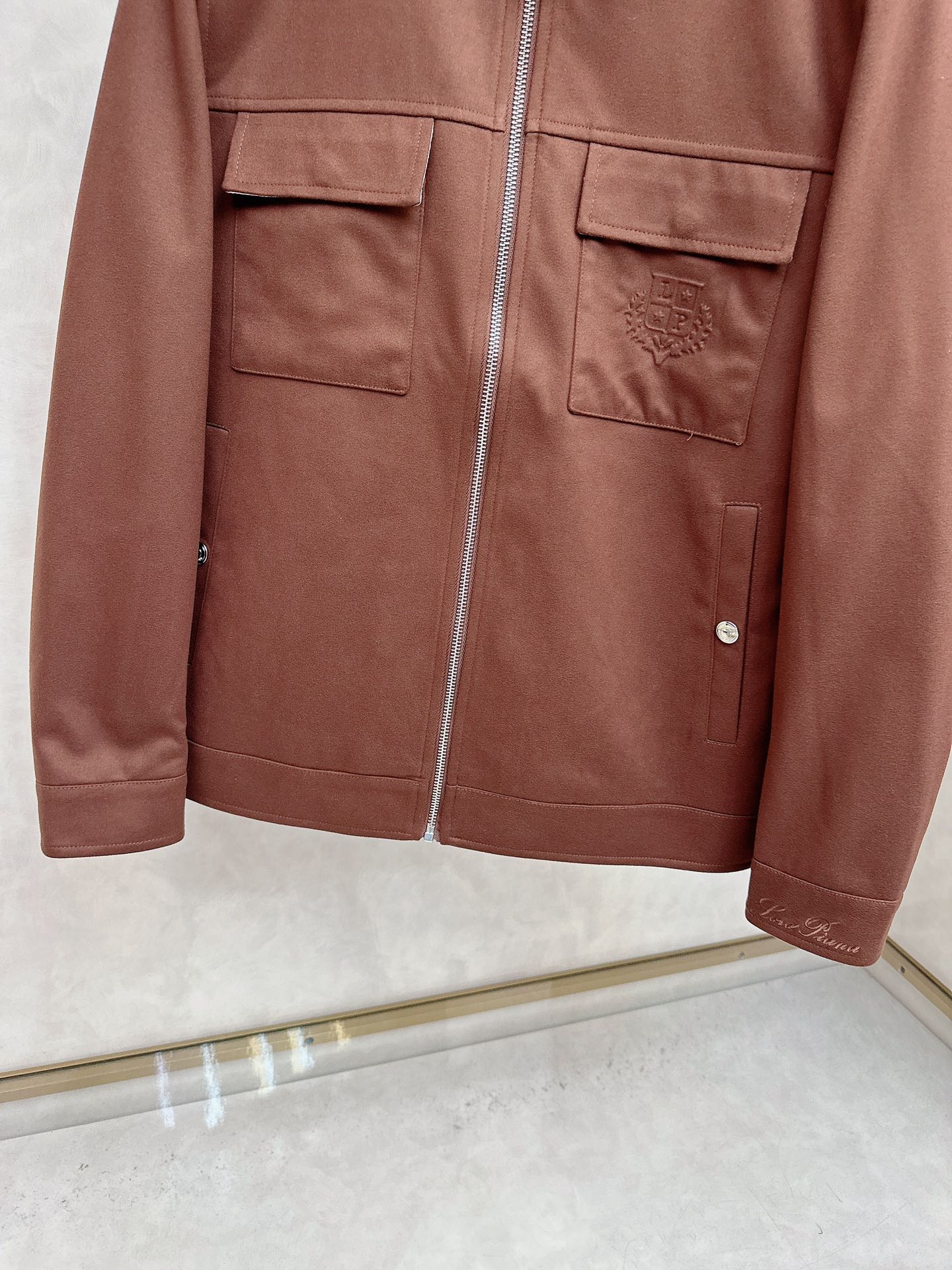 。-Loro Piana 💥独家专供最新时尚秋冬夹克，经典设计感与颜值爆棚的外套，品质更是无法挑剔品控可