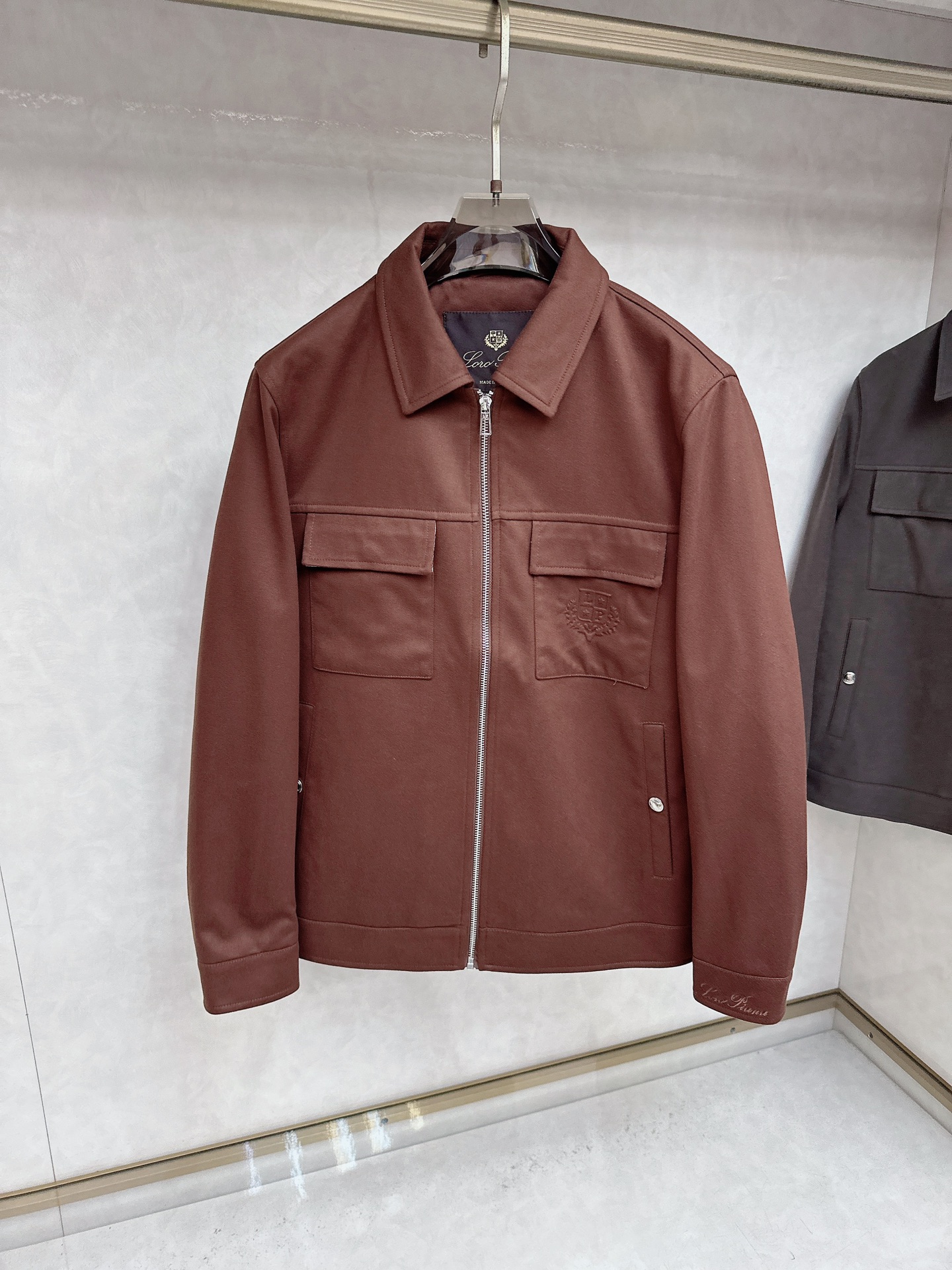 。-Loro Piana 💥独家专供最新时尚秋冬夹克，经典设计感与颜值爆棚的外套，品质更是无法挑剔品控可