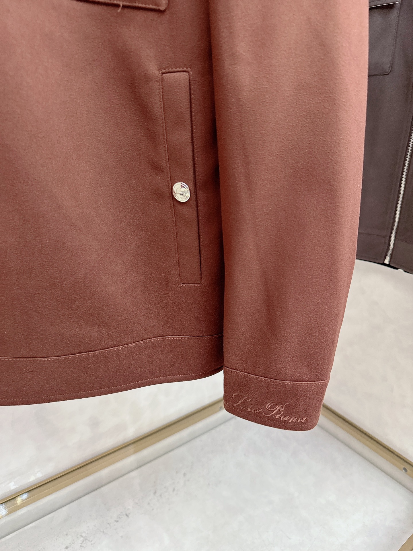 。-Loro Piana 💥独家专供最新时尚秋冬夹克，经典设计感与颜值爆棚的外套，品质更是无法挑剔品控可