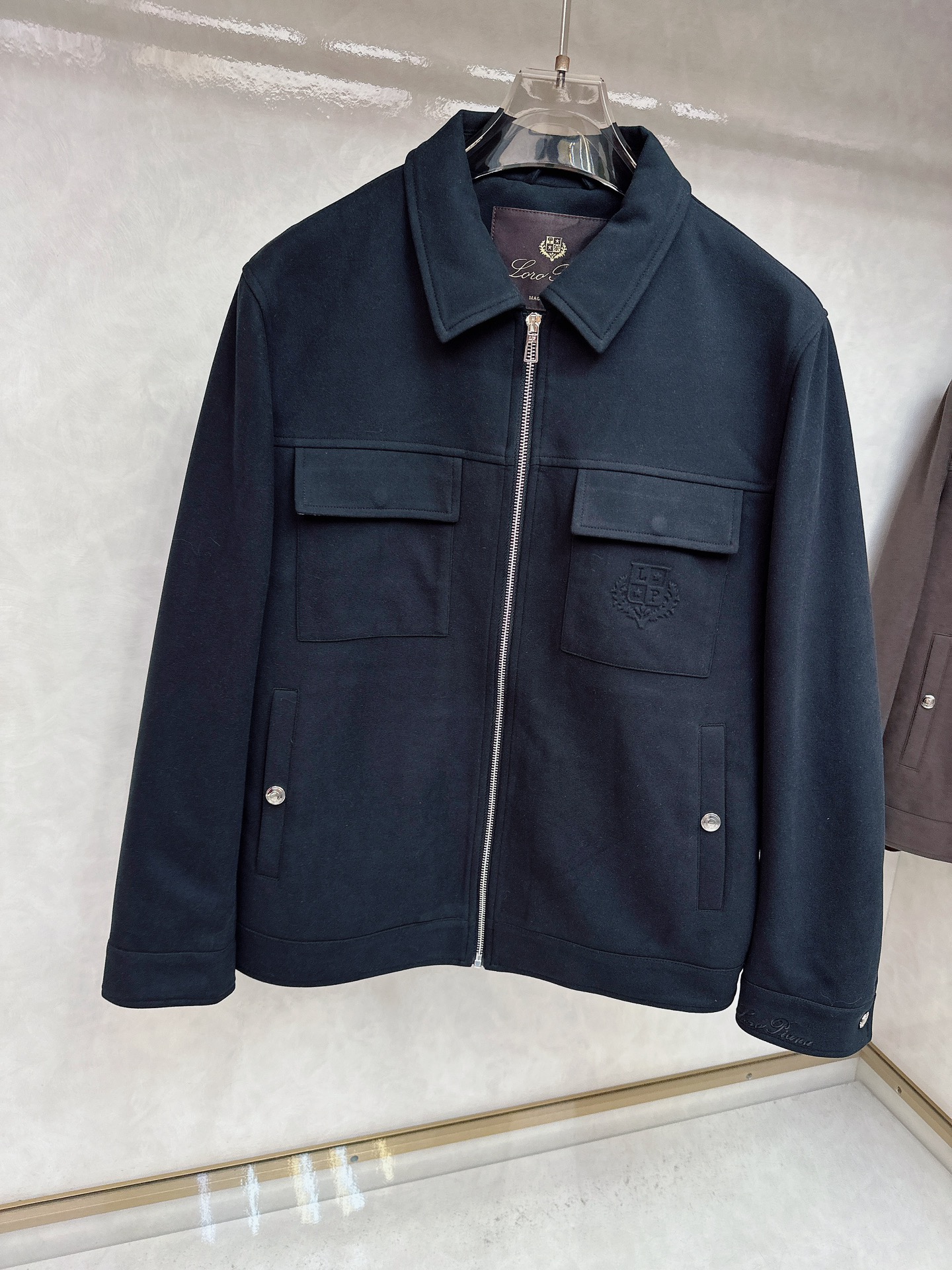 。-Loro Piana 💥独家专供最新时尚秋冬夹克，经典设计感与颜值爆棚的外套，品质更是无法挑剔品控可