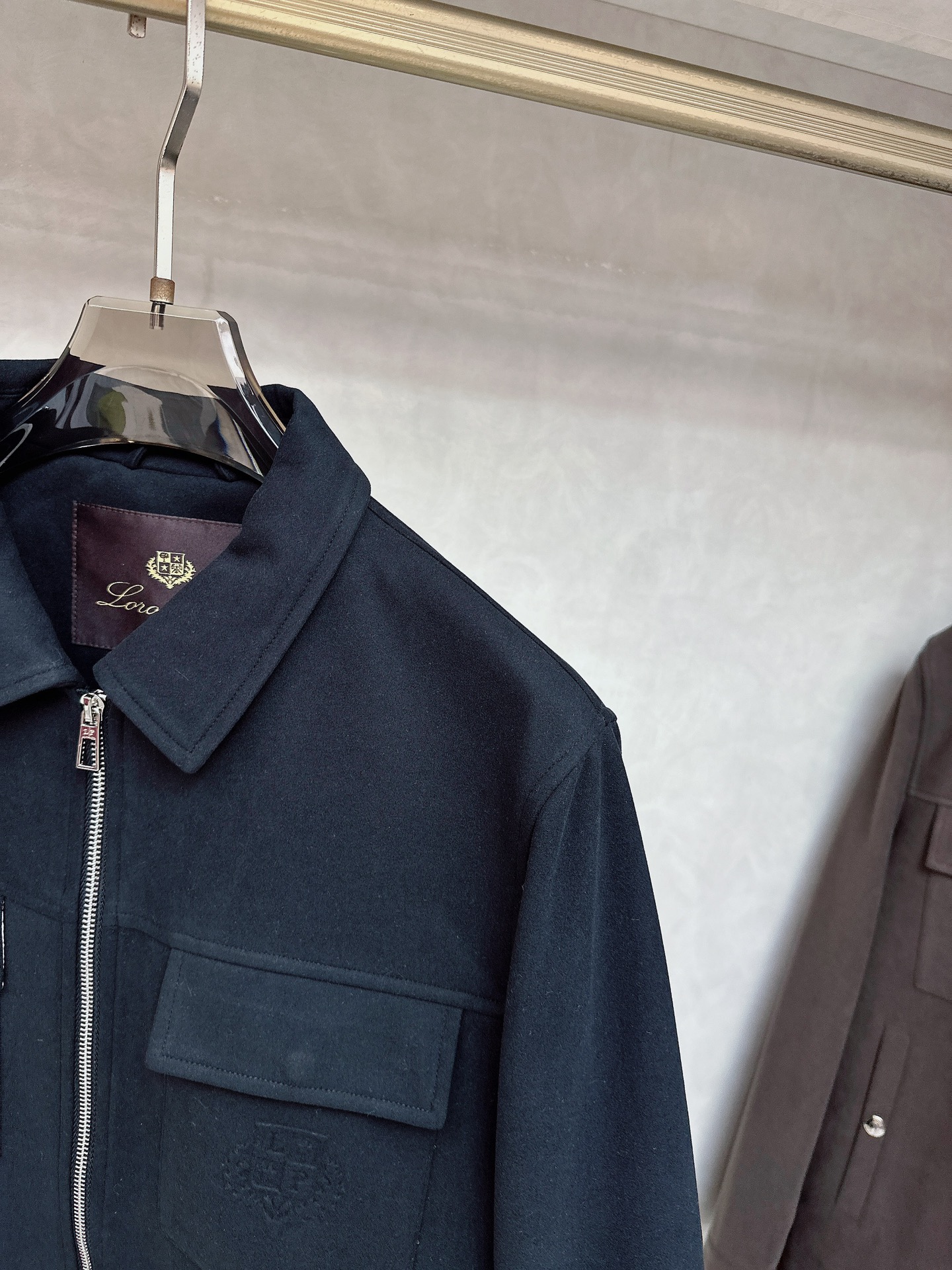 。-Loro Piana 💥独家专供最新时尚秋冬夹克，经典设计感与颜值爆棚的外套，品质更是无法挑剔品控可