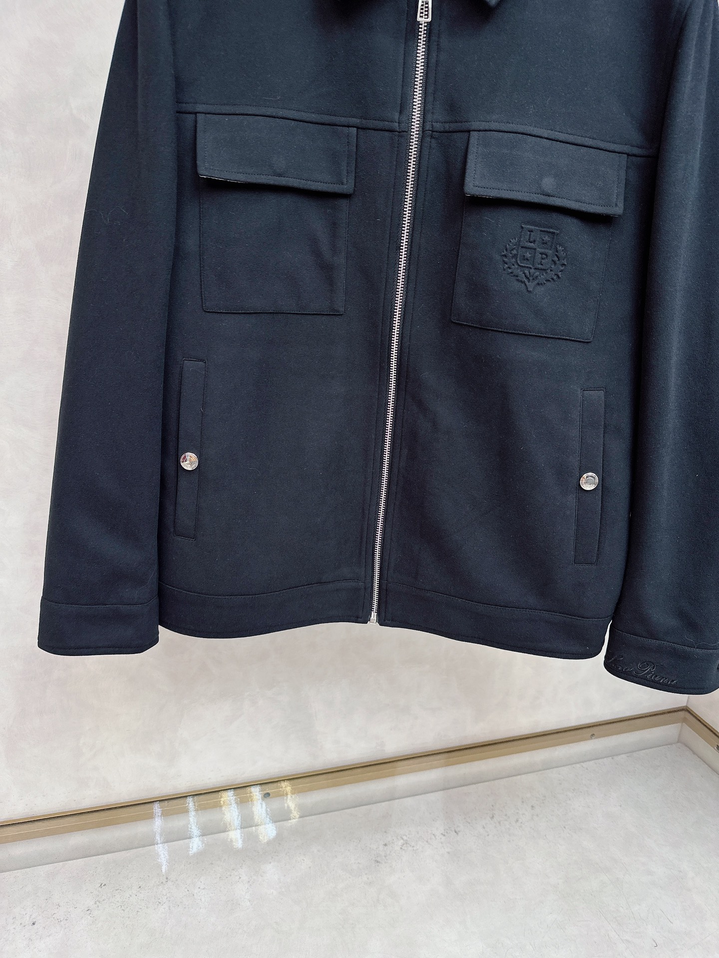 。-Loro Piana 💥独家专供最新时尚秋冬夹克，经典设计感与颜值爆棚的外套，品质更是无法挑剔品控可