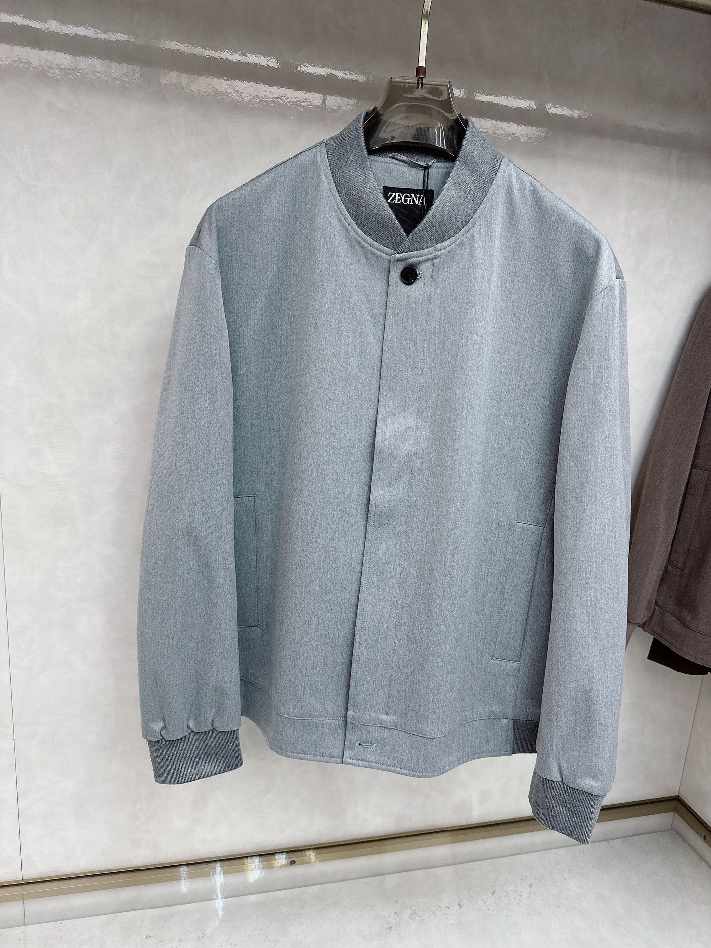  Zegna 杰尼亚 25秋冬棒球领夹克
常规设计裁剪兼具个性时尚范儿,精简夹克永不过气...灵感延续百