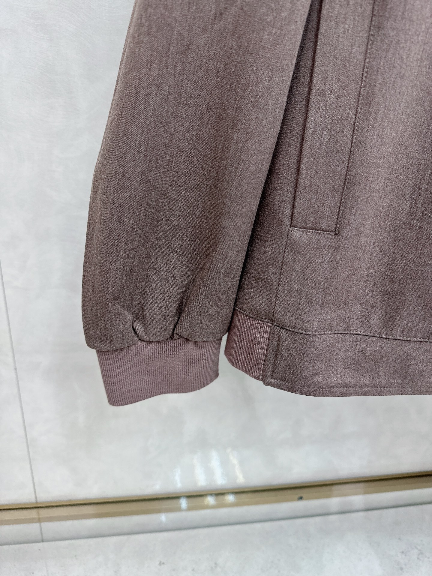  Zegna 杰尼亚 25秋冬棒球领夹克
常规设计裁剪兼具个性时尚范儿,精简夹克永不过气...灵感延续百