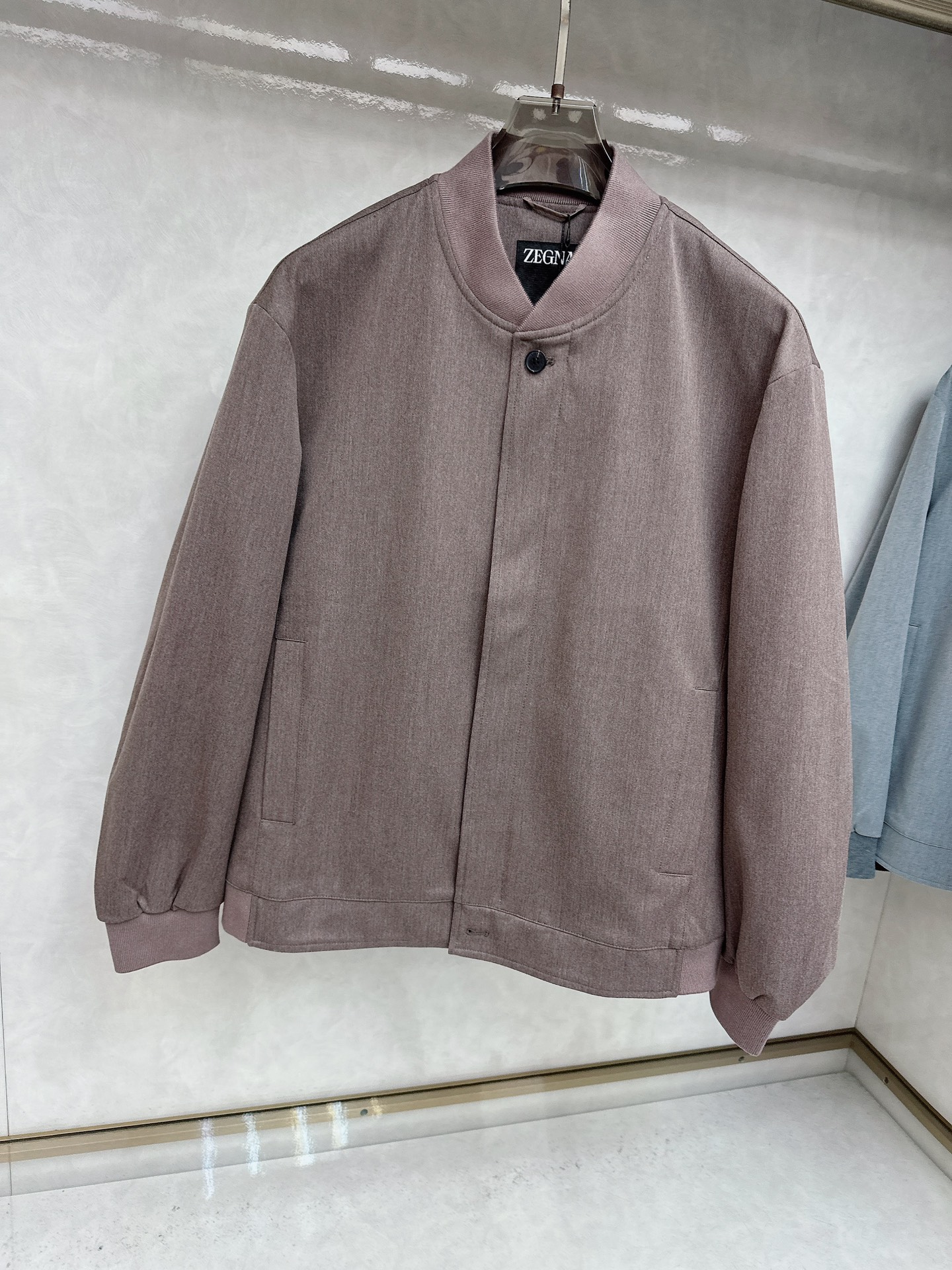  Zegna 杰尼亚 25秋冬棒球领夹克
常规设计裁剪兼具个性时尚范儿,精简夹克永不过气...灵感延续百