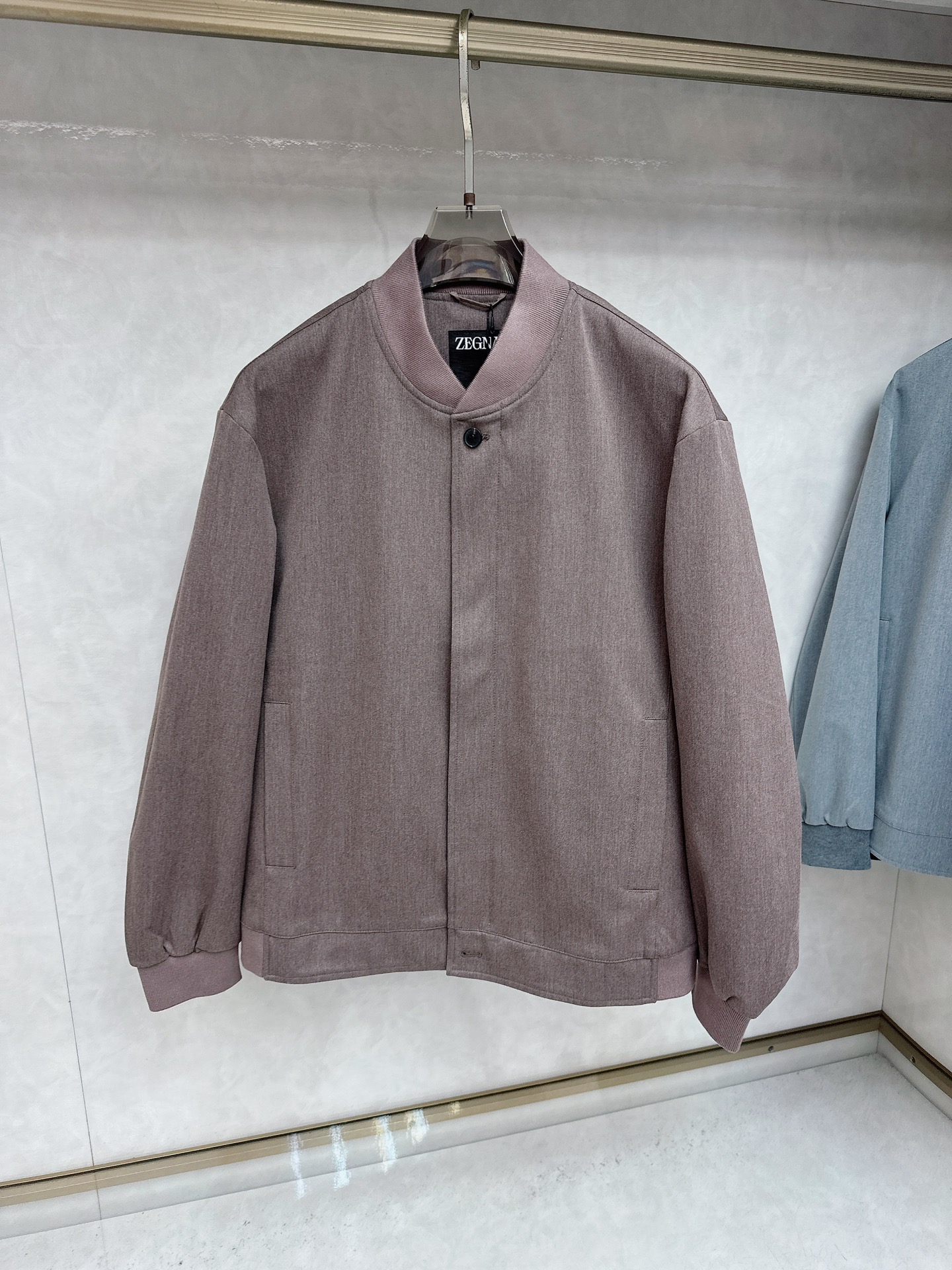  Zegna 杰尼亚 25秋冬棒球领夹克
常规设计裁剪兼具个性时尚范儿,精简夹克永不过气...灵感延续百