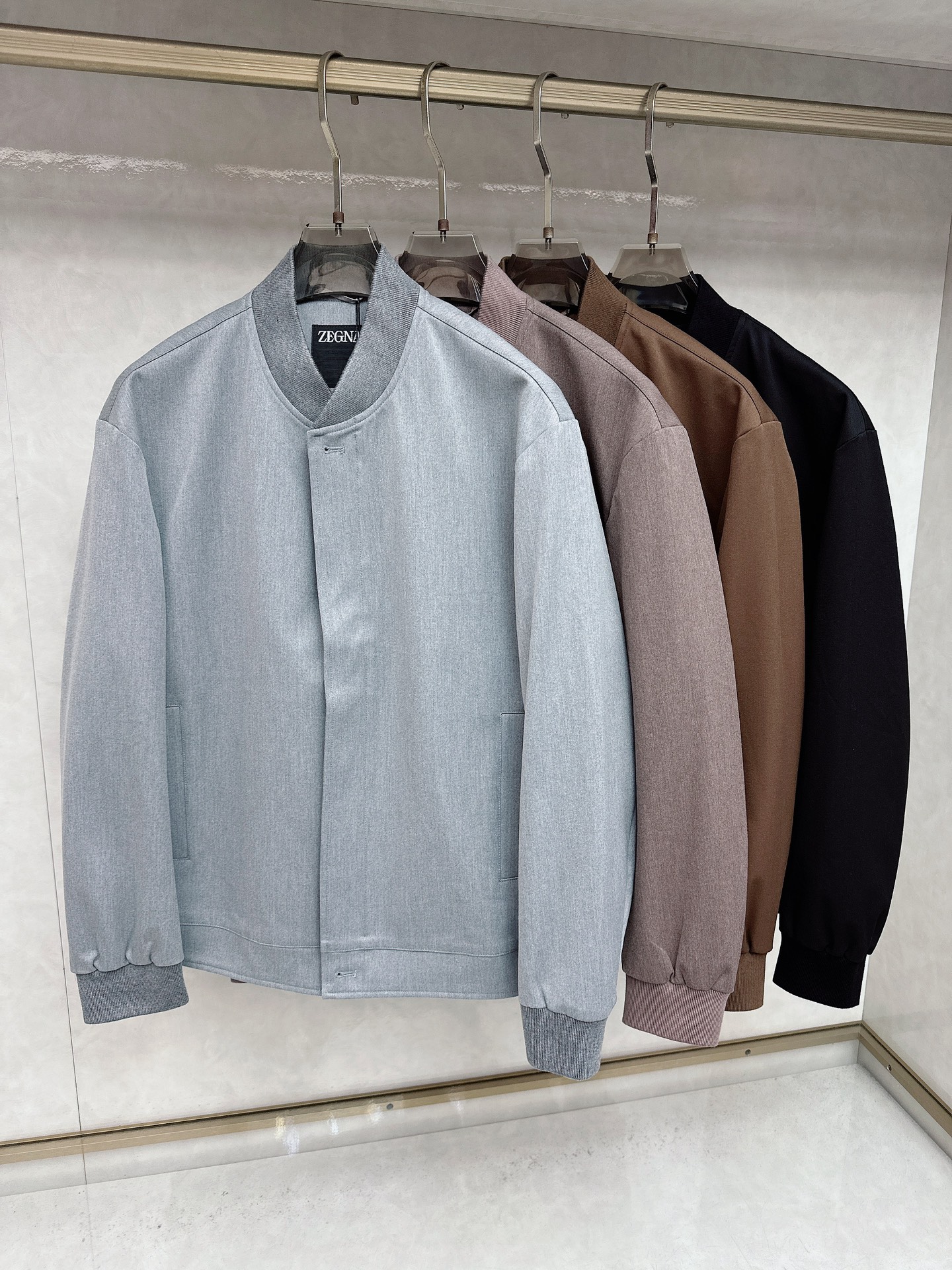  Zegna 杰尼亚 25秋冬棒球领夹克
常规设计裁剪兼具个性时尚范儿,精简夹克永不过气...灵感延续百