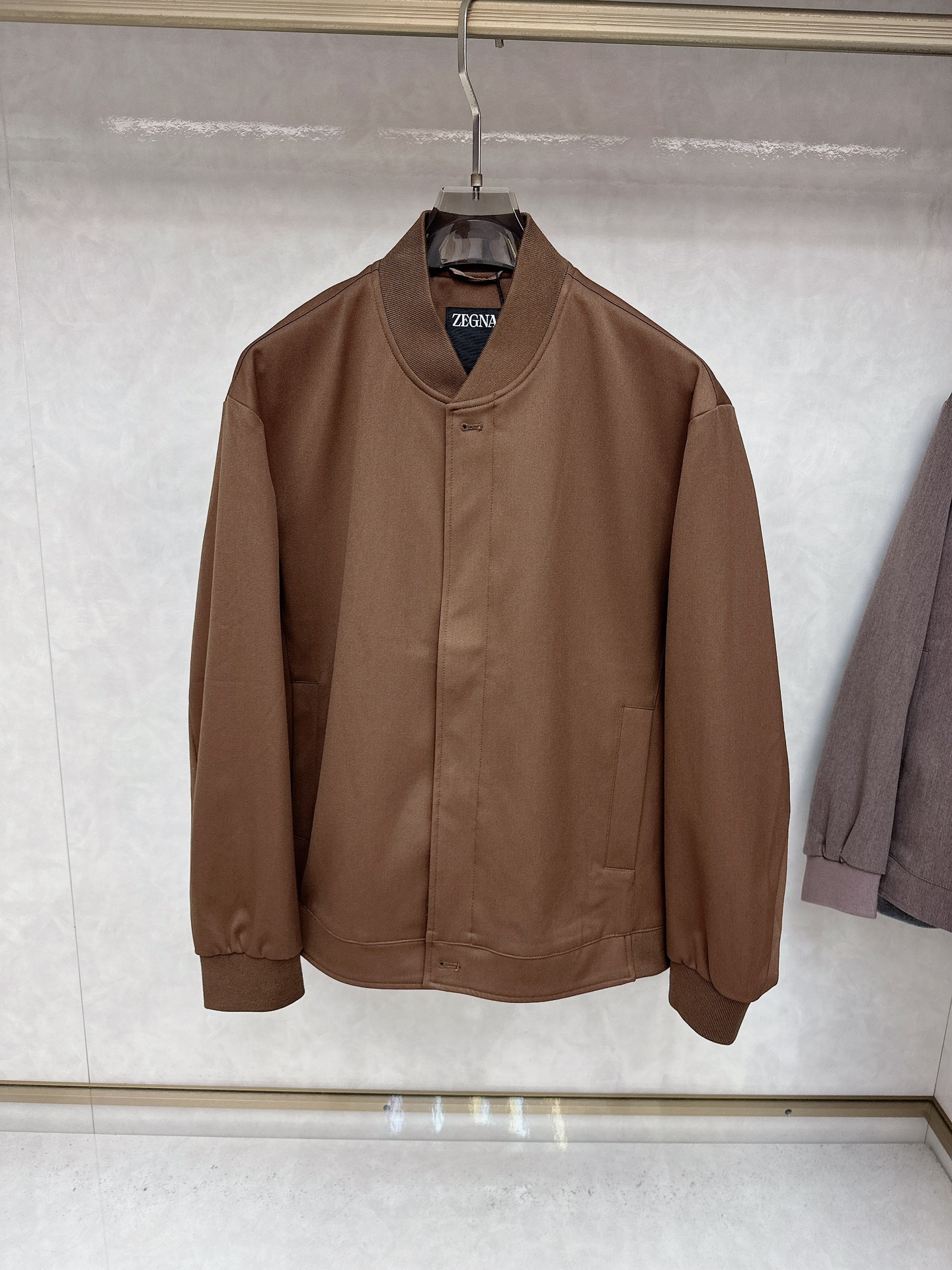  Zegna 杰尼亚 25秋冬棒球领夹克
常规设计裁剪兼具个性时尚范儿,精简夹克永不过气...灵感延续百