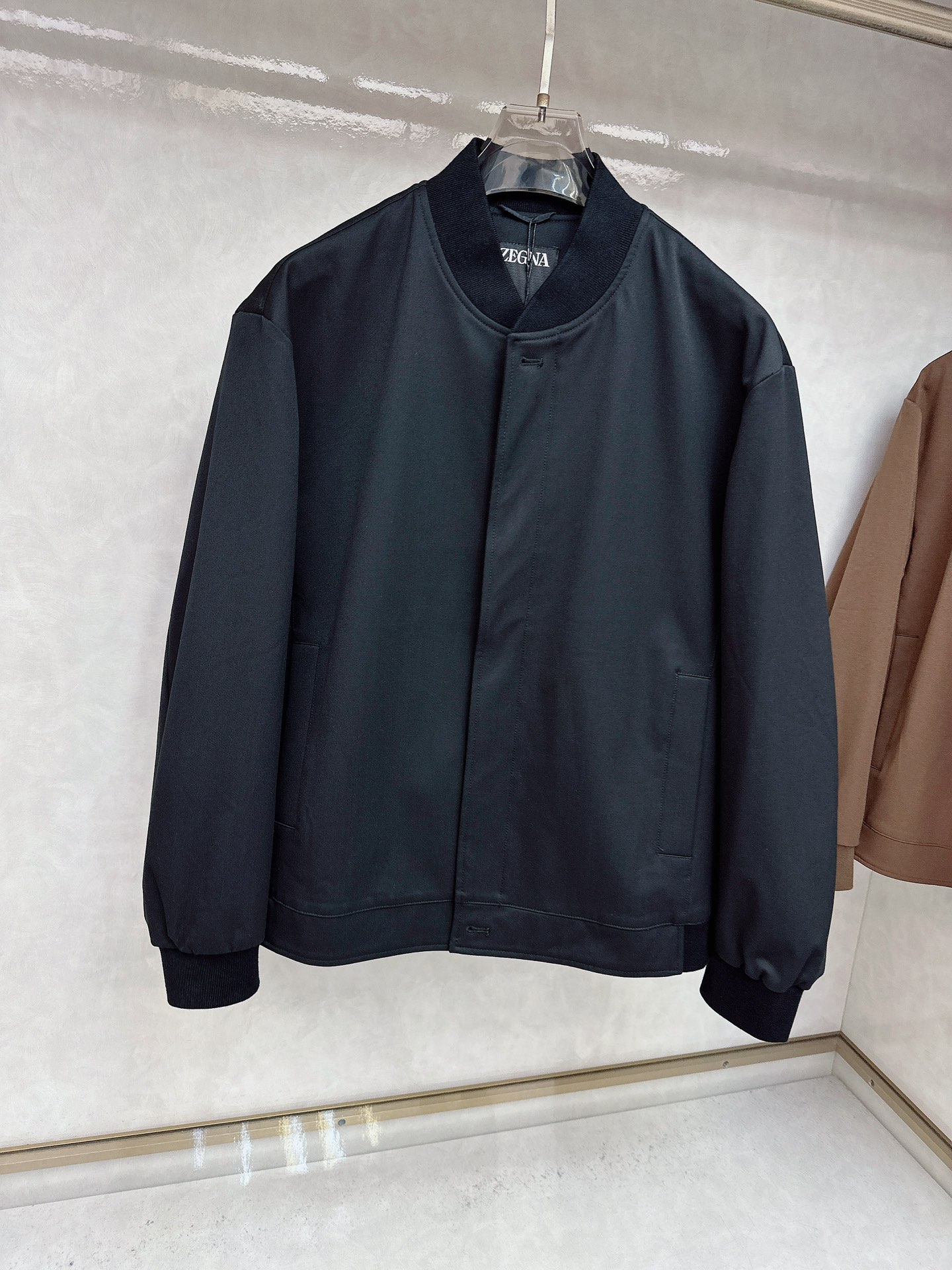  Zegna 杰尼亚 25秋冬棒球领夹克
常规设计裁剪兼具个性时尚范儿,精简夹克永不过气...灵感延续百