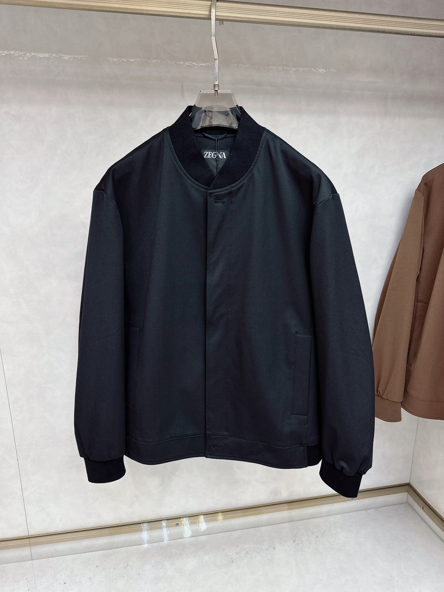  Zegna 杰尼亚 25秋冬棒球领夹克
常规设计裁剪兼具个性时尚范儿,精简夹克永不过气...灵感延续百