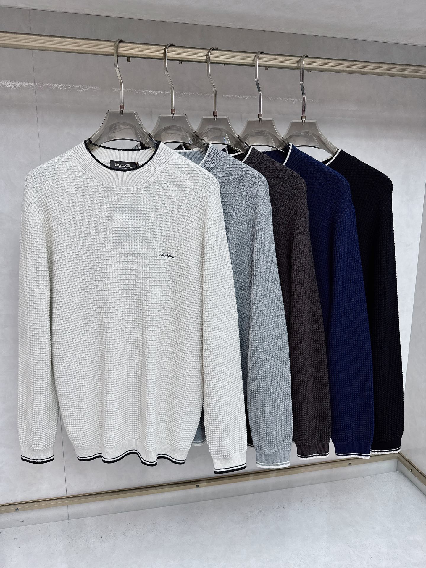 NO:524843,LP-Loro Piano exclusively offers the latest fashion autumn and winter knitted sweaters. A jacket with a classic design and appearance, and the quality is even more unscrupulous. You can buy it directly. You can't get it wrong! Through the detailed pictures, you can feel its powerful aura, and the warm-concentration effect is significant, so you don’t have to worry about the chill at all! It is both fashionable and functional, and the whole style looks more luxurious and elegant! Size 48-56, loro piana, loro piana, jackets & coats, sweaters, alexander wang19860909LP-Loro Piano诺悠翩雅独家专供最新时尚秋冬针织毛衣 经典设计感与颜值爆棚的外套,品质更是无法挑剔品控可以直接入手,不容过错的高端臻品！通过细节图片便可感受到它强悍的气场,聚温保暖效果显著,完全不用担心会有一点寒意！时尚与功能性兼备,整款显得更加的奢华大气！ 尺码48-56,,loro piana,loro piana,jackets & coats,sweaters,alexander wang,Men's clothing