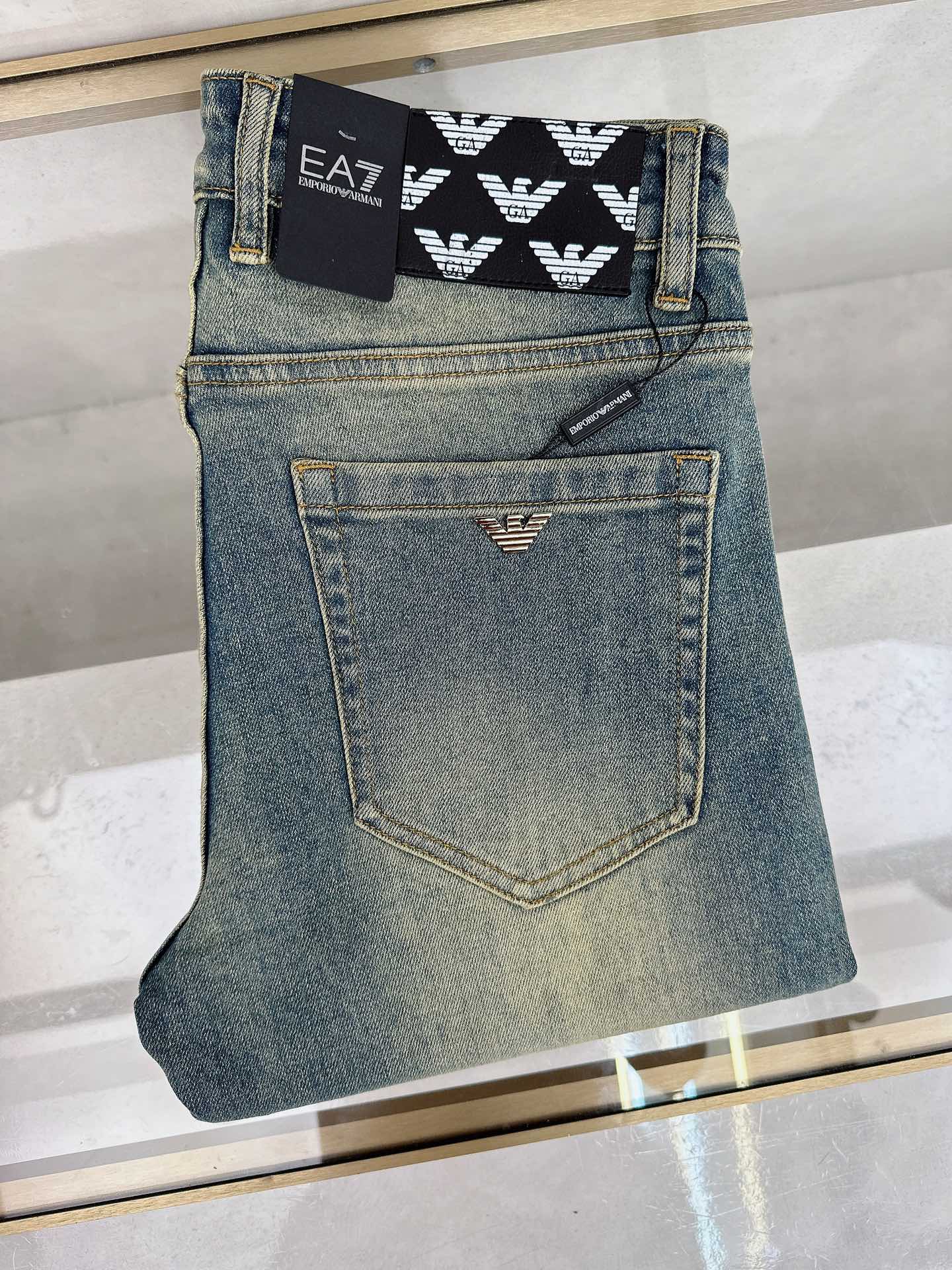 NO:507352,Armani's new autumn and winter styles are available simultaneously on the official website, new autumn and winter men's casual jeans, original single quality, customized original denim fabric, logo pattern design, body original hardware and accessories decoration, three-dimensional and clear, c super trendy personality, fashionable and stylish upper body!  Trendy men's must-have items, number 28-38,,armani,jeans,alexander wang19860909阿玛尼 秋冬新款官网同步发售,秋冬新品男士休闲牛仔裤,原单品质,定制原版牛仔面料,logo图案设计,身原版五金辅料装饰,立体清晰,c超级潮流个性,上身时尚有型！潮男必备单品 码数28-38,,armani,jeans,alexander wang,Men's clothing