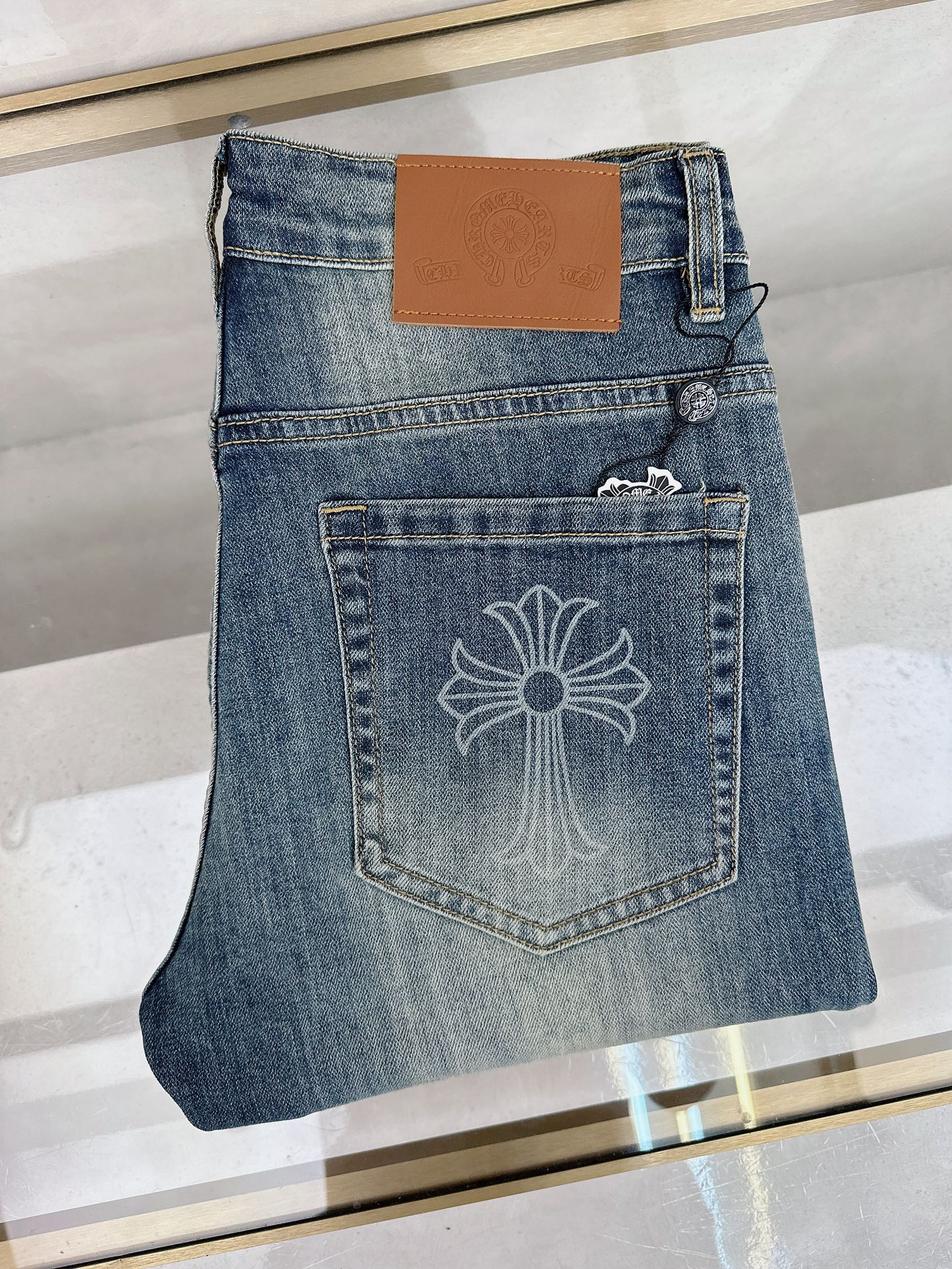 NO:507362,Croxin's new autumn and winter styles are available simultaneously on the official website, new autumn and winter men's casual jeans, original single quality, customized original denim fabric, logo pattern design, body original hardware and accessories decoration, three-dimensional and clear, c super trendy personality, fashionable and stylish upper body!  Trendy men's must-have items, 28-38, chrome hearts, jeans, alexander wang19860909克罗心 秋冬新款官网同步发售,秋冬新品男士休闲牛仔裤,原单品质,定制原版牛仔面料,logo图案设计,身原版五金辅料装饰,立体清晰,c超级潮流个性,上身时尚有型！潮男必备单品 码数28-38,,chrome hearts,jeans,alexander wang,Men's clothing