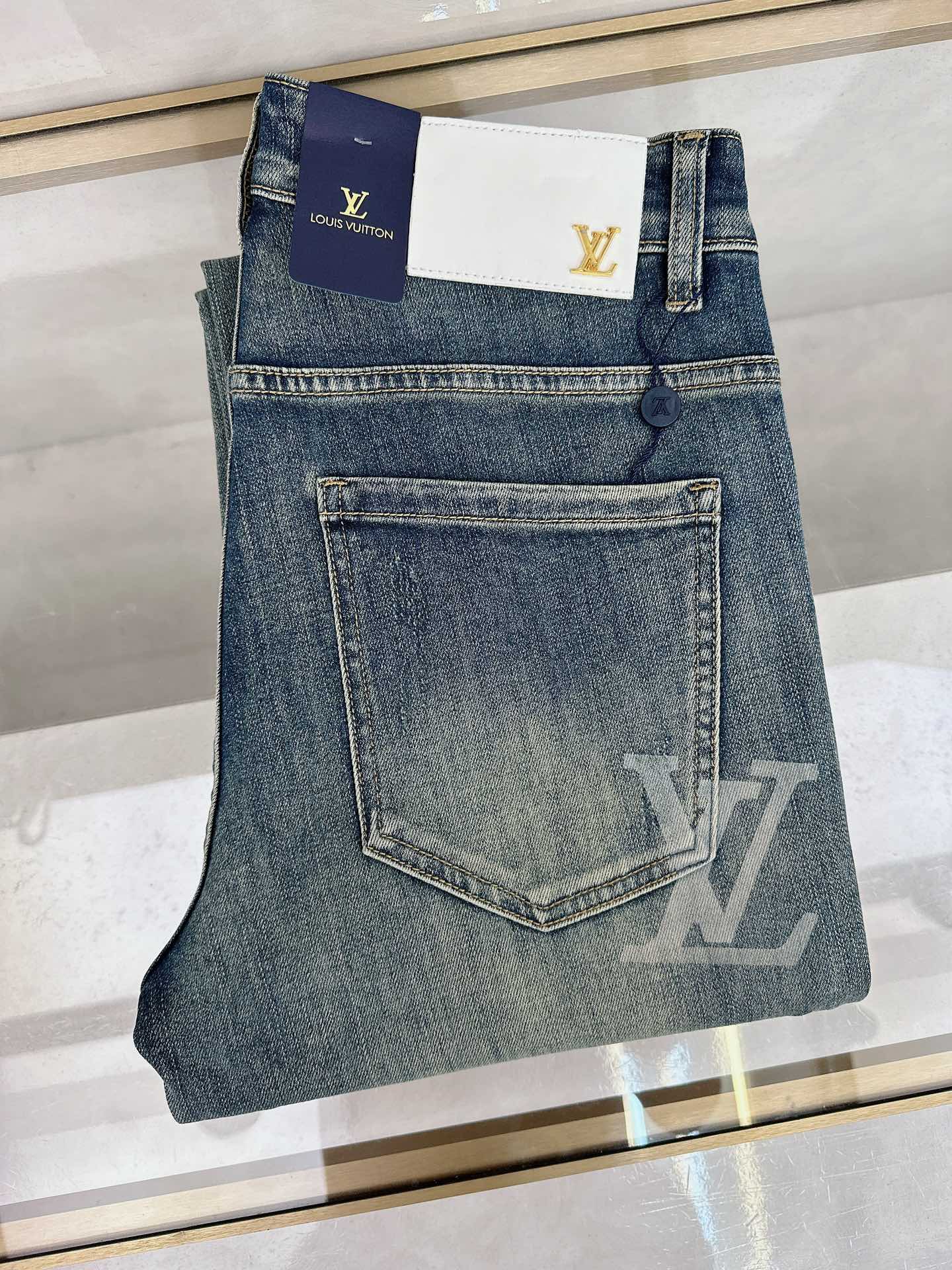 NO:507371,LV autumn and winter new models are available simultaneously on the official website, new autumn and winter men's casual jeans, original single quality, customized original denim fabric, logo pattern design, body original hardware and accessories decoration, three-dimensional and clear, c super trendy personality, fashionable and stylish upper body!  Trendy men's must-have items 28-38, louis vuitton, jeans, alexander wang19860909LV 秋冬新款官网同步发售,秋冬新品男士休闲牛仔裤,原单品质,定制原版牛仔面料,logo图案设计,身原版五金辅料装饰,立体清晰,c超级潮流个性,上身时尚有型！潮男必备单品 码数28-38,,louis vuitton,jeans,alexander wang,Men's clothing