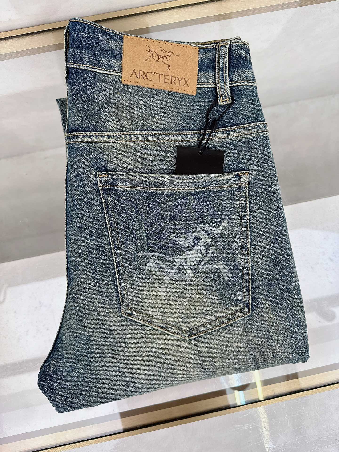 NO:507392,Archaeopteryx's new autumn and winter style is available simultaneously on the official website, new autumn and winter men's casual jeans, original single quality, customized original denim fabric, logo pattern design, body original hardware and auxiliary decoration, three-dimensional and clear, c super trendy personality, fashionable and stylish upper body!  Trendy men's must-have items 28-38, arc'teryx,jeans,alexander wang19860909始祖鸟 秋冬新款官网同步发售,秋冬新品男士休闲牛仔裤,原单品质,定制原版牛仔面料,logo图案设计,身原版五金辅料装饰,立体清晰,c超级潮流个性,上身时尚有型！潮男必备单品 码数28-38,arc'teryx,jeans,alexander wang,Men's clothing