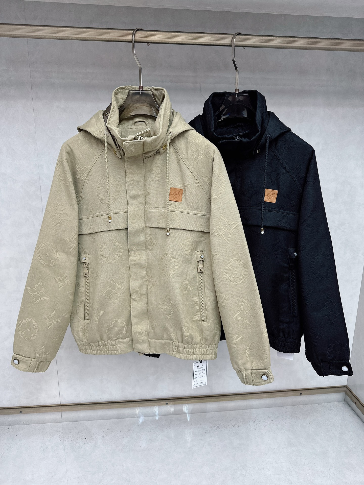 NO:507402,LV new jacket, fashionable and handsome, simple and versatile, chest embroidered decorative letter logo, customized original fabric, not only crisp, maintains the trendy silhouette, and is comfortable to wear, and the yarn is more delicate, the number M-3XL, louis vuitton, jackets & coats, jackets & coats, alexander wang19860909LV 新品夹克外套,时尚帅气,简约百搭款,胸前刺绣装饰字母logo,定制原版面料,不仅挺括,保持潮流的廓形,又穿着舒适,纱织更细腻,码数M-3XL,,louis vuitton,jackets & coats,jackets & coats,alexander wang,Men's clothing