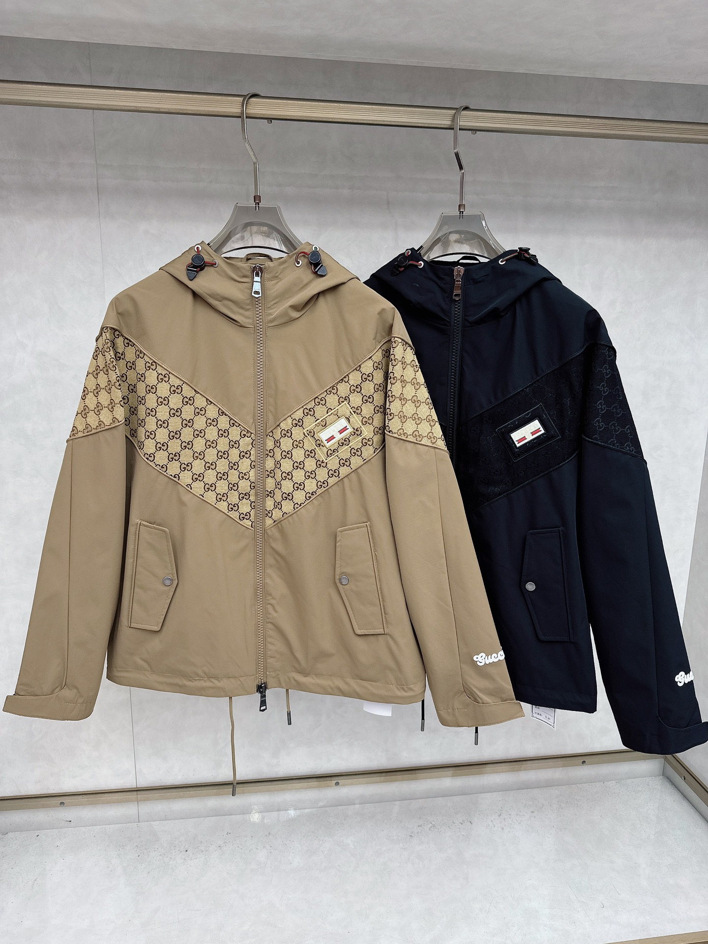 NO:507407,Guqi-ss-the big hit knitted jacket in autumn and winter, customized high-quality polyester fiber fabric!  Top-level fashion brand elements logo design, complete with three standards!  The original hardware and accessories have smooth lines and exquisite craftsmanship, excellent upper body style, comfortable fabric, windproof and warm, and casual matching are very fashionable, handsome, casual and fashionable men's must-have!  Size M-3XL catties!  ,,jackets & coats,alexander wang19860909古奇- ss秋冬大爆款针织夹克,定制高品质聚酯纤维面料！顶级时尚大牌元素logo设计,三标齐全！原版五金辅料,线条流畅,工艺精致,上身版型超赞,面料舒适,挡风保暖,随意搭配都非常时尚帅气休闲时尚男仕必备款哦！尺码M-3XL斤！,,jackets & coats,alexander wang,Men's clothing