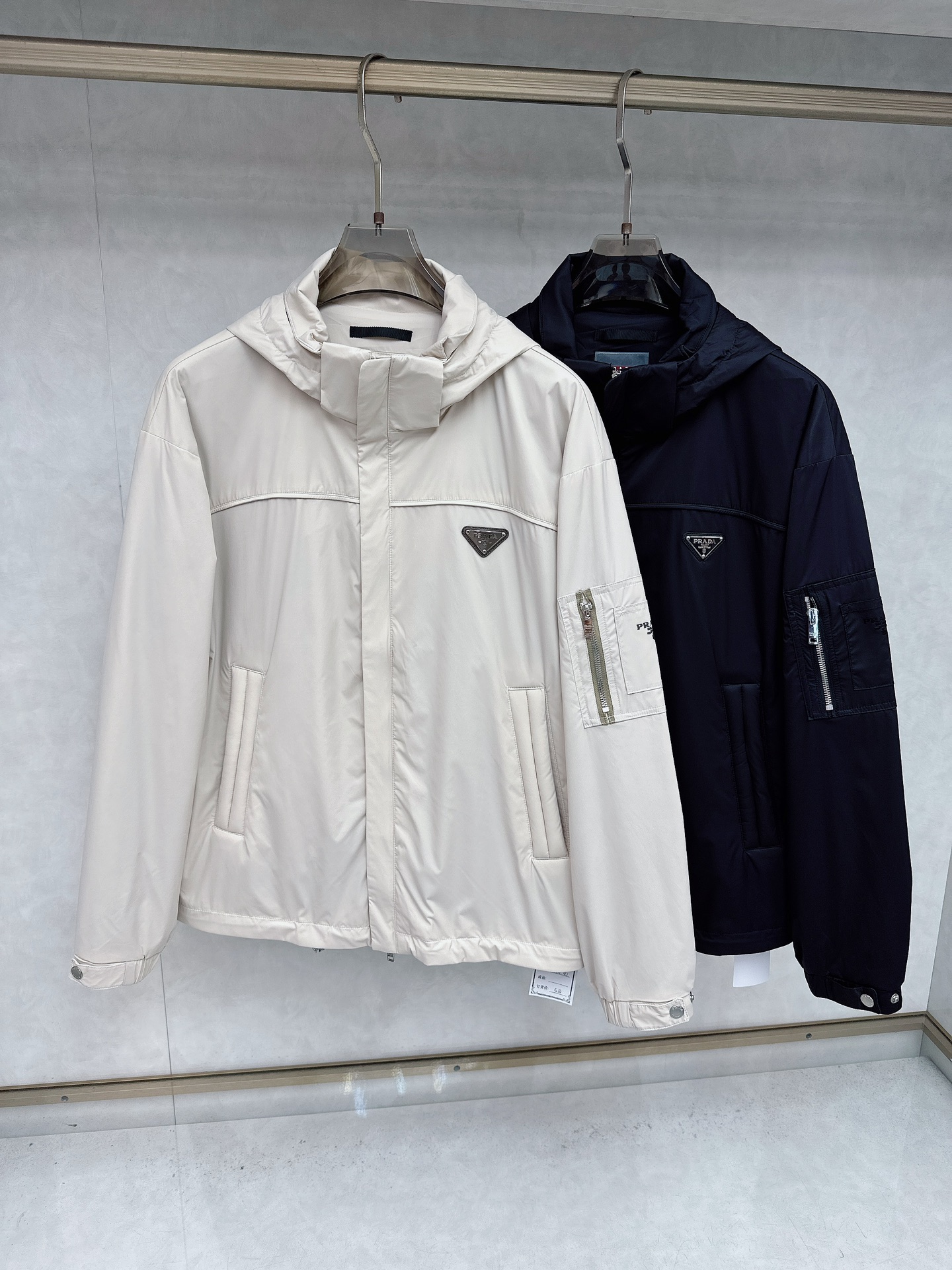 NO:507411,Pr*ada 25-year-old new jacket jacket with the iconic enamel triangle badge logo on the chest, which is a soul-style embellishment. The jacket is an excellent equipment in the transition season. It is an extremely versatile jacket during the dressing season. It is suitable for street style and outdoor sports and leisure. Color black. Apricot color. Number of 48-56.,prada, jackets & coats, jackets & coats, alexander wang.19860909Pr*ada 普拉达 25年秋季新款夹克外套 胸前搭配标志性珐琅三角徽章标识,属于灵魂式点缀,夹克属于过渡季优秀的装备,在穿搭季属于极为百搭的一款外套,出街造型、户外运动休闲皆宜 颜色黑色 杏色 码数48-56,,prada,jackets & coats,jackets & coats,alexander wang,Men's clothing