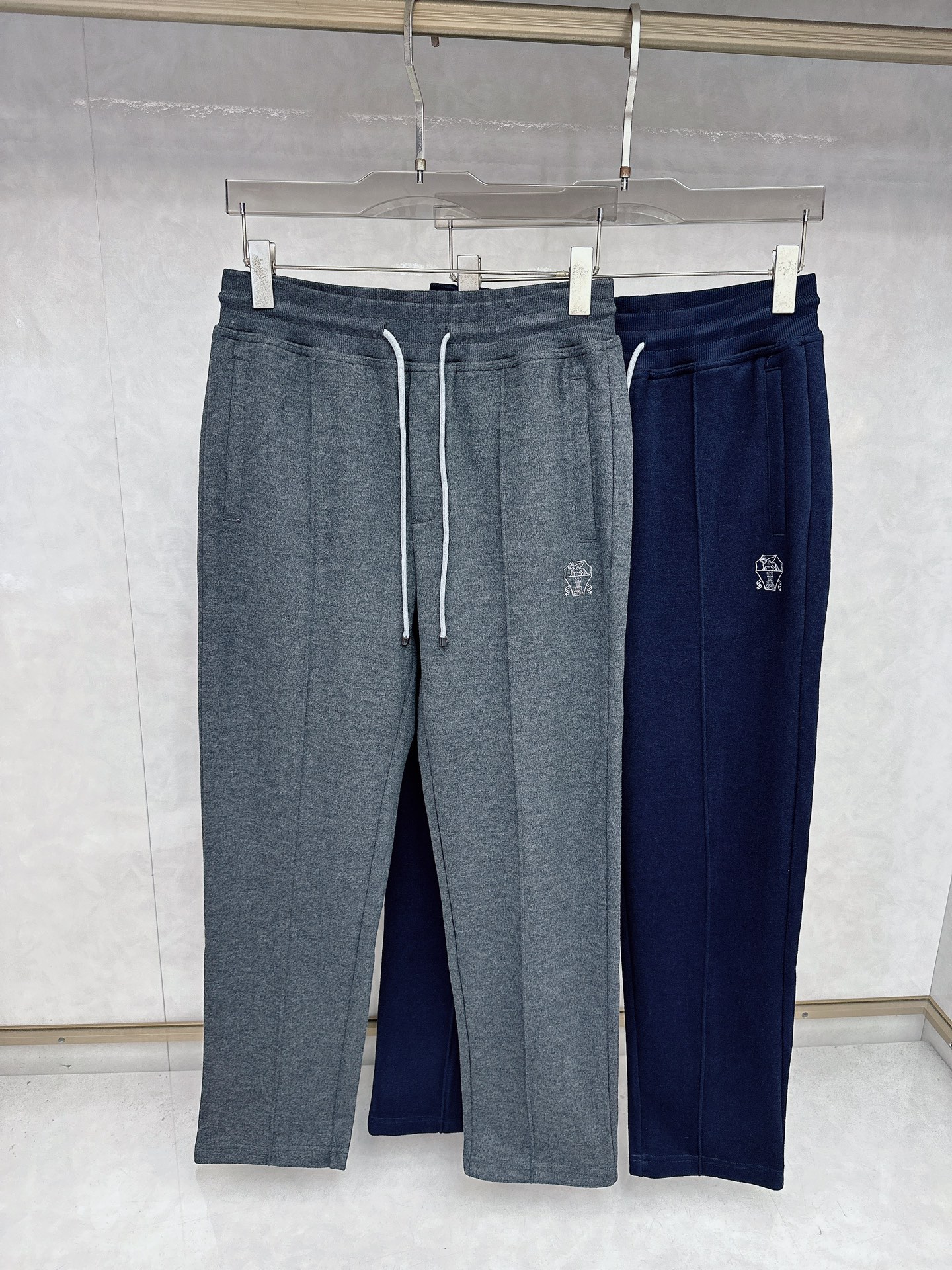 NO:512553,BC Bru**llo Cuci**lli The love of old and new rich people. Customer supplies have excellent skin-friendly feel. Men's elastic waist straight-leg casual pants. Classic style. A practical style for business and casual wear. Combined tailoring. Pocket logo embroidery. The pleated front and rear trousers are low-key and detailed. The loose and practical drawstrings at the waist create a balanced elegance in comparison. The fabric cashmere mixture fabric has an excellent soft feel. It makes the upper body comfortable and breathable. It absorbs moisture and sweats while supporting a crisp drooping. It can match both business and casual. Color Royal Blue Gray. Number M-3XL. Alexander wang.19860909BC Bru**llo Cuci**lli 老钱新贵们的大爱 客供料有着极好的亲肤感 男士 松紧腰直脚休闲裤 经典款 商务休闲都实穿的一款 合体的剪裁 口袋标志刺绣的点缀 前后裤腿褶皱设计低调而显细节亮点 宽松量感与腰部的实用抽绳,在对比中营造平衡的优雅 面料羊绒混合物面料 有着极好的柔软手感 让上身舒适透气 吸湿排汗的同时又能支撑挺括垂感 商务休闲都能很好搭配 颜色 宝蓝色 灰色 码数M-3XL,,alexander wang,Men's clothing