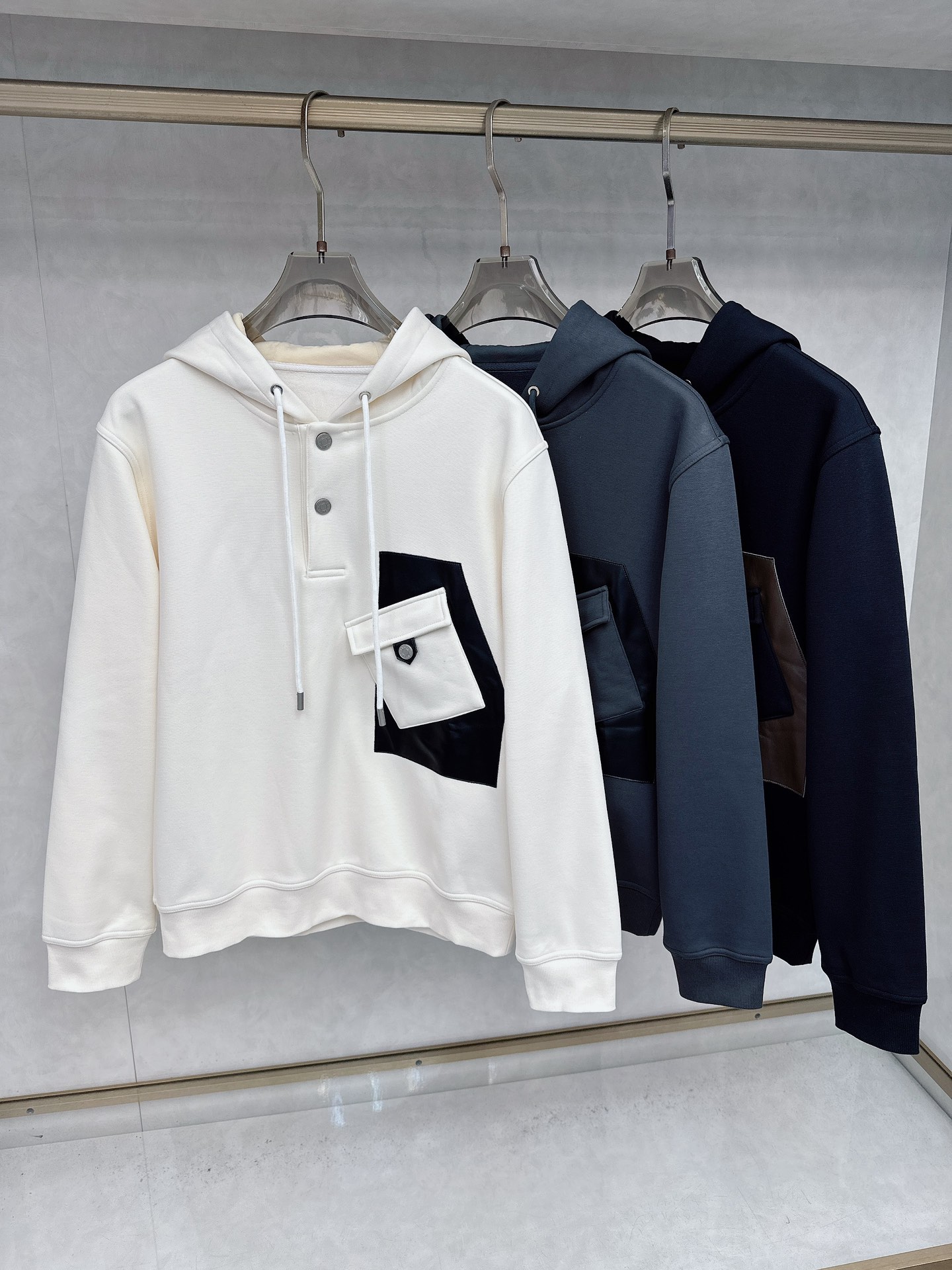 NO:510822,Hermes 2025 Autumn and Winter Empreintes seller cuir Two-button hooded sweatshirt Although his family has increased its price every year, the design and details are becoming more and more thoughtful. The geometric leather-paired pocket design has very details and gives a modern sense of detail. Casual hooded style. Combined tailoring. The design of leather pockets on the chest makes the overall upper body look younger and fashionable. The fabric is made of customer-supplied cotton fabric. The inner velvet material is skin-friendly and warm. The surface has a warm luster, and the upper body is comfortable and high-end. The overall feels very crisp. Try it on 172-148. It is suitable to wear L size 88605, black white gray M-3XL, M size shoulder width 46 bust 102 long 65 sleeve length 59; L size shoulder width 47 bust 106 long 67 sleeve length 60;  XL size shoulder width 48 bust 110 clothes 69 sleeves 61; XXL size shoulder width 49 bust 114 clothes 71 sleeves 62; 3XL size shoulder width 50 bust 118 clothes 72 sleeves 63;,,hermes,hoodie,sweatshirts,hats,alexander wang19860909爱马仕 2025秋冬 Empreintes sellier cuir 两粒扣连帽卫衣 他家虽然年年涨价 但是设计与细节越来越走心 几何拼皮的口袋设计 很有细节亮点,上身时尚而赋予现代气息感 休闲连帽的款式 合体的剪裁 胸口拼接皮质口袋的设计,让整体上身更显年轻时尚 , 面料采用客供定织全棉面料 内里加绒材质 亲肤 保暖 表面有着温润的光泽感,上身舒适,显高档 整体又有很好挺括感 试穿172-148 穿L码合适 88605,黑色 白色 灰色 M-3XL, M码肩宽46胸围102衣长65袖长59； L码肩宽47胸围106衣长67袖长60； XL码肩宽48胸围110衣长69袖长61； XXL码肩宽49胸围114衣长71袖长62； 3XL码肩宽50胸围118衣长72袖长63；,,hermes,hoodie,sweatshirts,hats,alexander wang,Men's clothing