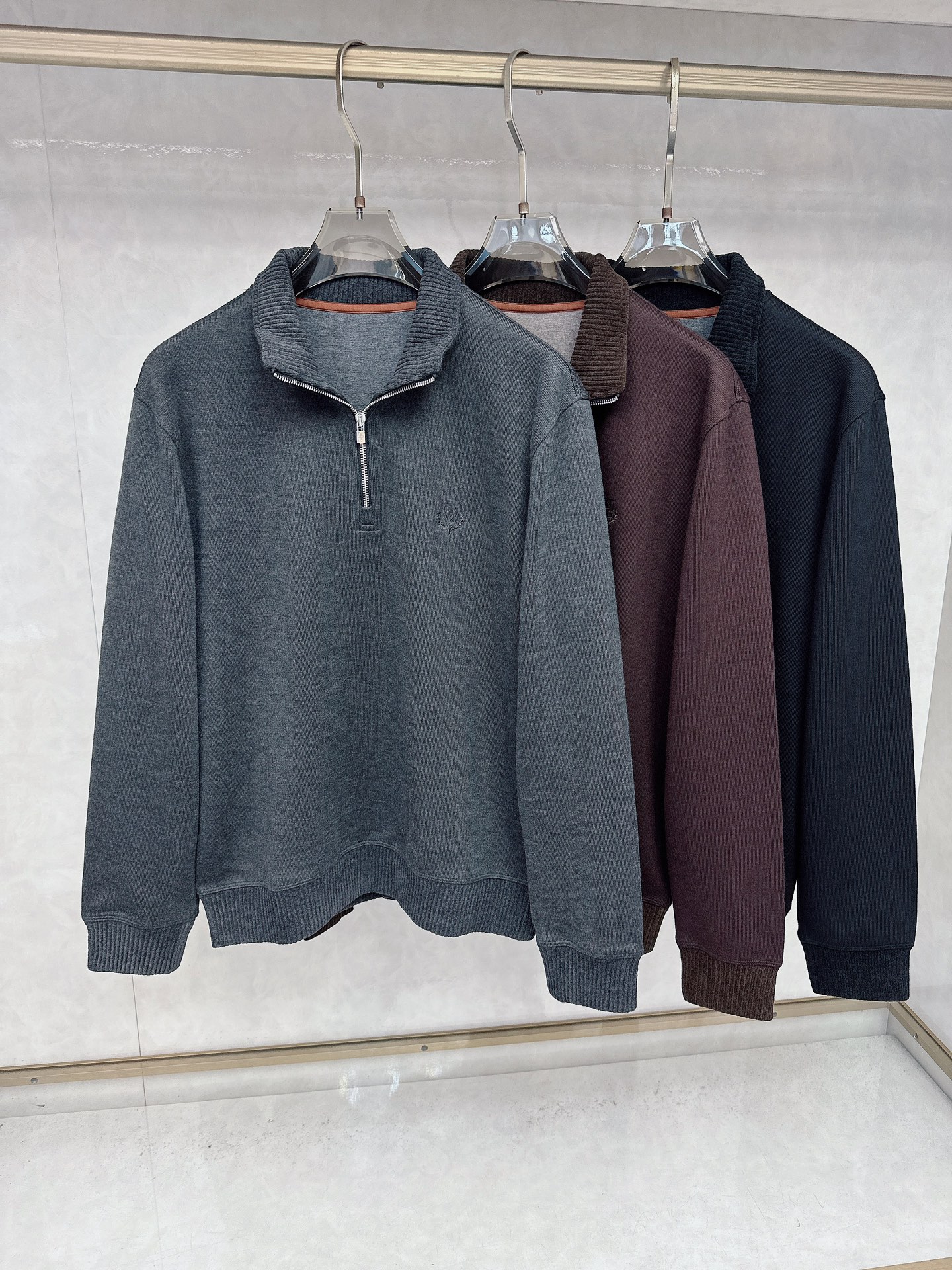 NO:510824,Lo**Pin No*Pianya 2025 autumn and winter new styles recommended by old money upstarts!  Cashmere-blend zipper half-high neck men's sweatshirt jacket Half-high neck zipper gives people a perfect sense of fashion, both inside and outside, very detailed, chest embellishment, Italian tailoring, cashmere-blend material, sufficient material, belongs to autumn and winter thickness, comfortable to touch, upper body, skin-friendly, breathable, warm and also has a good sense of crispness, full quality order, color, black, gray, brown color code M-3XL,,hoodie, sweatshirts, jackets & coats, alexander wang19860909Lo**Pin 诺*翩雅 2025秋冬新款 老钱新贵推荐！羊绒混纺拉链半高领男士卫衣外套 半高领拉链给人以恰到好处的时尚感 不管内搭还是外穿都很有细节感 胸标点缀 意式的剪裁 面料采用 羊绒混纺材质 用料足 属于秋冬厚度 手感舒适 上身 亲肤 透气 保暖的同时 又有很好的挺括感 全品相订单 颜色 黑色 灰色 咖色码数M-3XL,,hoodie,sweatshirts,jackets & coats,alexander wang,Men's clothing