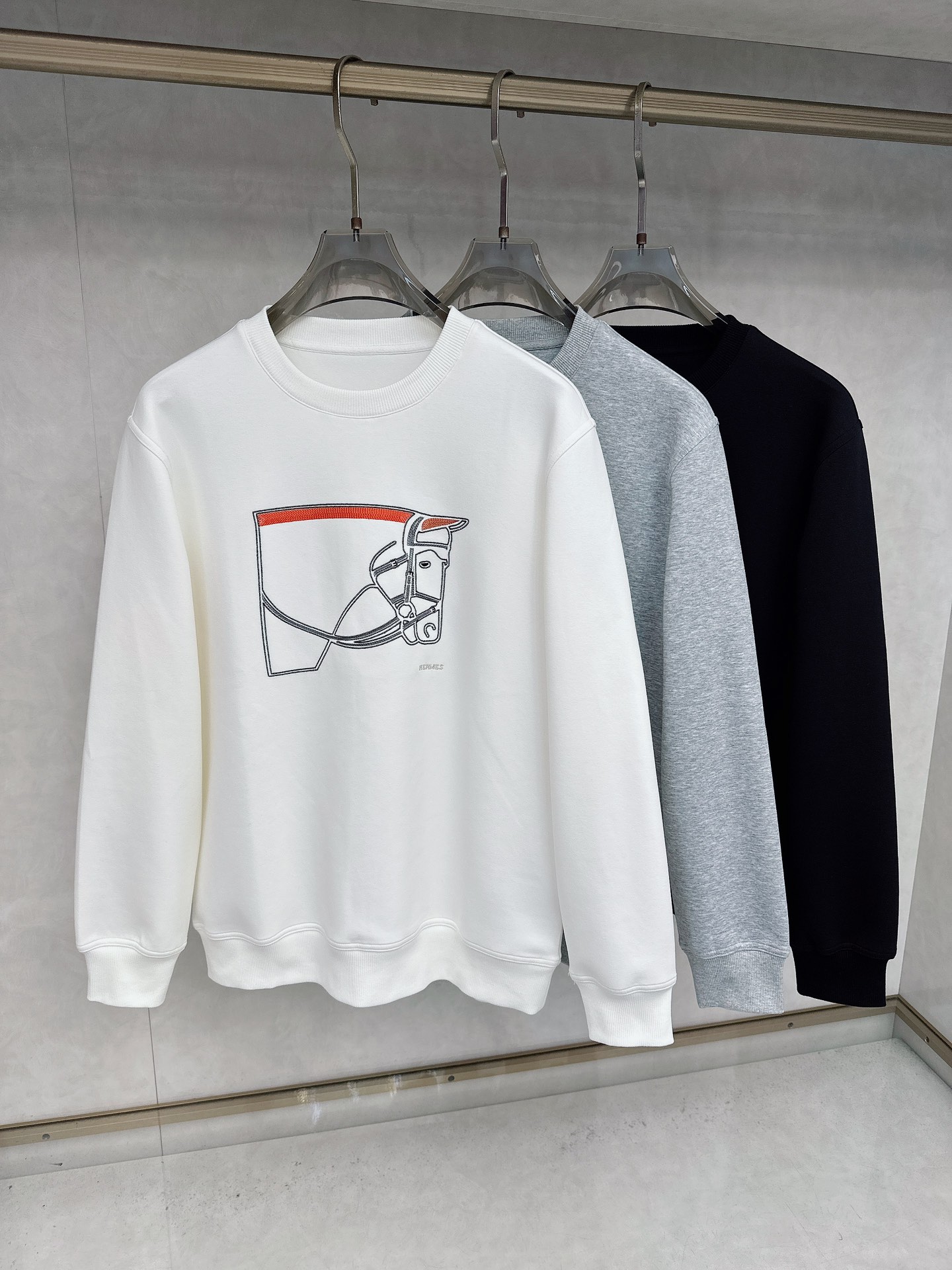 NO:510826,He*mès 2025 Autumn and Winter I like his home design This latest classic war horse graphic design, men's pullover casual sweatshirt, a futuristic and fashionable main picture design. It is presented with the embroidery craftsmanship, comfortable without a sense of humidity, fashionable and highlights, the integrated tailoring, the neckline slightly fits the neck, the overall upper body feels more fashionable, good style and good fabric!  High-definition combed cotton material. The upper body of the air layer is comfortable and skin-friendly, warm and stylish!  And it has texture. All-in-class order for hardware and accessories] Black White Gray [code] M-3XL, hoodie, sweatshirts, alexander wang19860909爱*仕 (He*mès) 2025秋冬 喜欢他家设计 这款最新经典战马图形设计 男士套头休闲卫衣 很有未来时尚感的战马主图设计 以呀,绣花的工艺来呈现 ,舒适而没有闷湿感 图型时尚而有亮点 合体的剪裁 领口微微贴合颈部,整体上身感更具时尚感,好版型好面料！高密精梳棉的材质.空气层上身舒适亲肤,保暖有型！且具有质感.五金辅料全品相订单】黑色 白色 灰色【码数】M-3XL,,hoodie,sweatshirts,alexander wang,Men's clothing