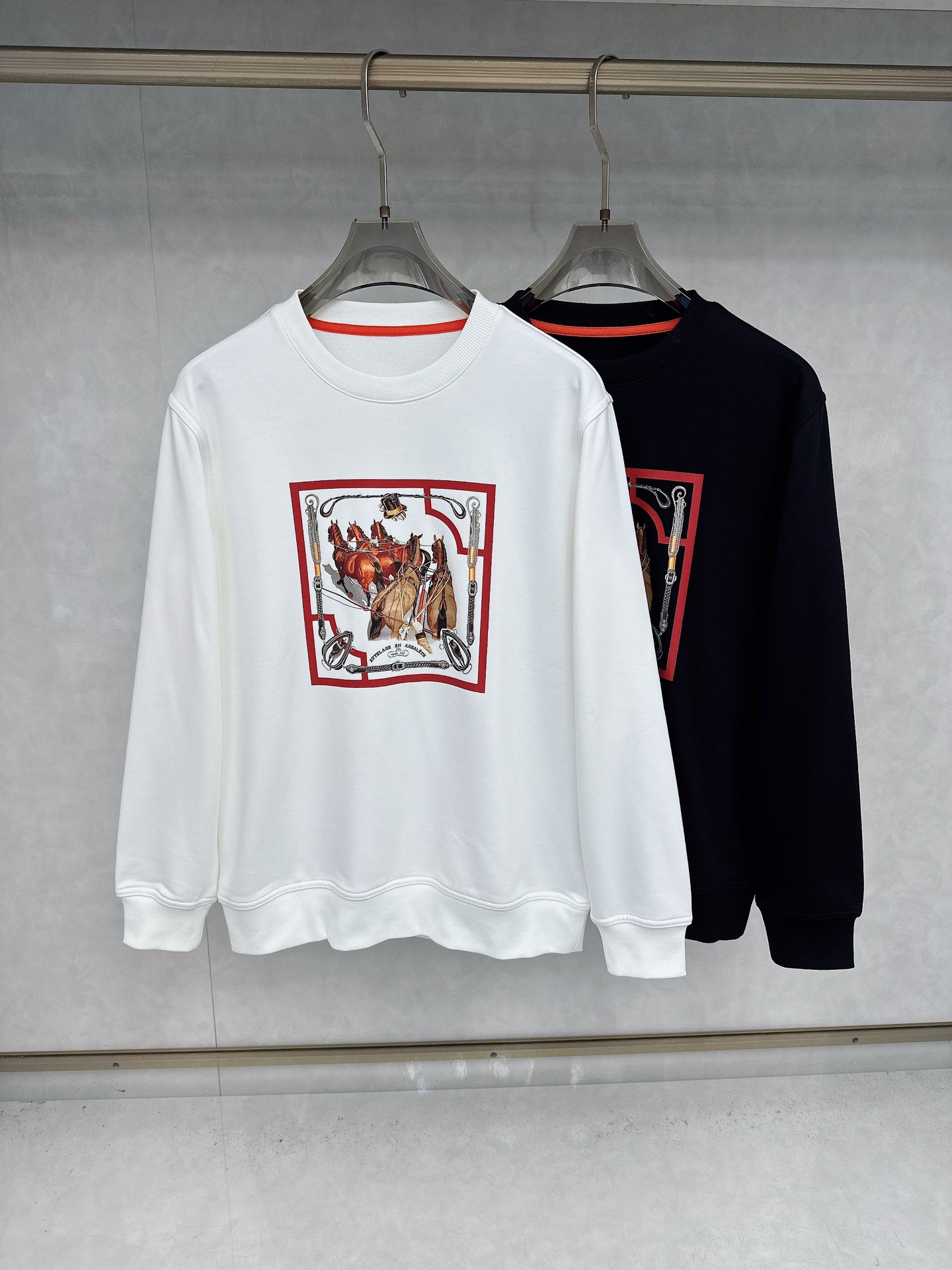 NO:510828,He*mès 2025 Autumn and Winter, I like his home design. This latest classic war horse graphic design. Men's pullover casual sweatshirt. A futuristic and fashionable war horse master picture design is presented with printing craftsmanship. It is comfortable without a sense of moistness. The graphics are fashionable and have highlights. The fitting tailoring. The neckline is slightly fitted to the neck. The overall upper body feels more fashionable, with a good style and good fabric!  High-definition combed cotton material. The upper body is comfortable and skin-friendly, warm and stylish!  And it has texture. All-in-class order for hardware and accessories. Black and white [code] M-3XL, hoodie, sweatshirts, alexander wang19860909爱*仕 (He*mès) 2025秋冬 喜欢他家设计 这款最新经典战马图形设计 男士套头休闲卫衣 很有未来时尚感的战马主图设计 以印花的工艺来呈现 ,舒适而没有闷湿感 图型时尚而有亮点 合体的剪裁 领口微微贴合颈部,整体上身感更具时尚感,好版型好面料！高密精梳棉的材质.上身舒适亲肤,保暖有型！且具有质感.五金辅料全品相订单 黑色 白色【码数】M-3XL,,hoodie,sweatshirts,alexander wang,Men's clothing