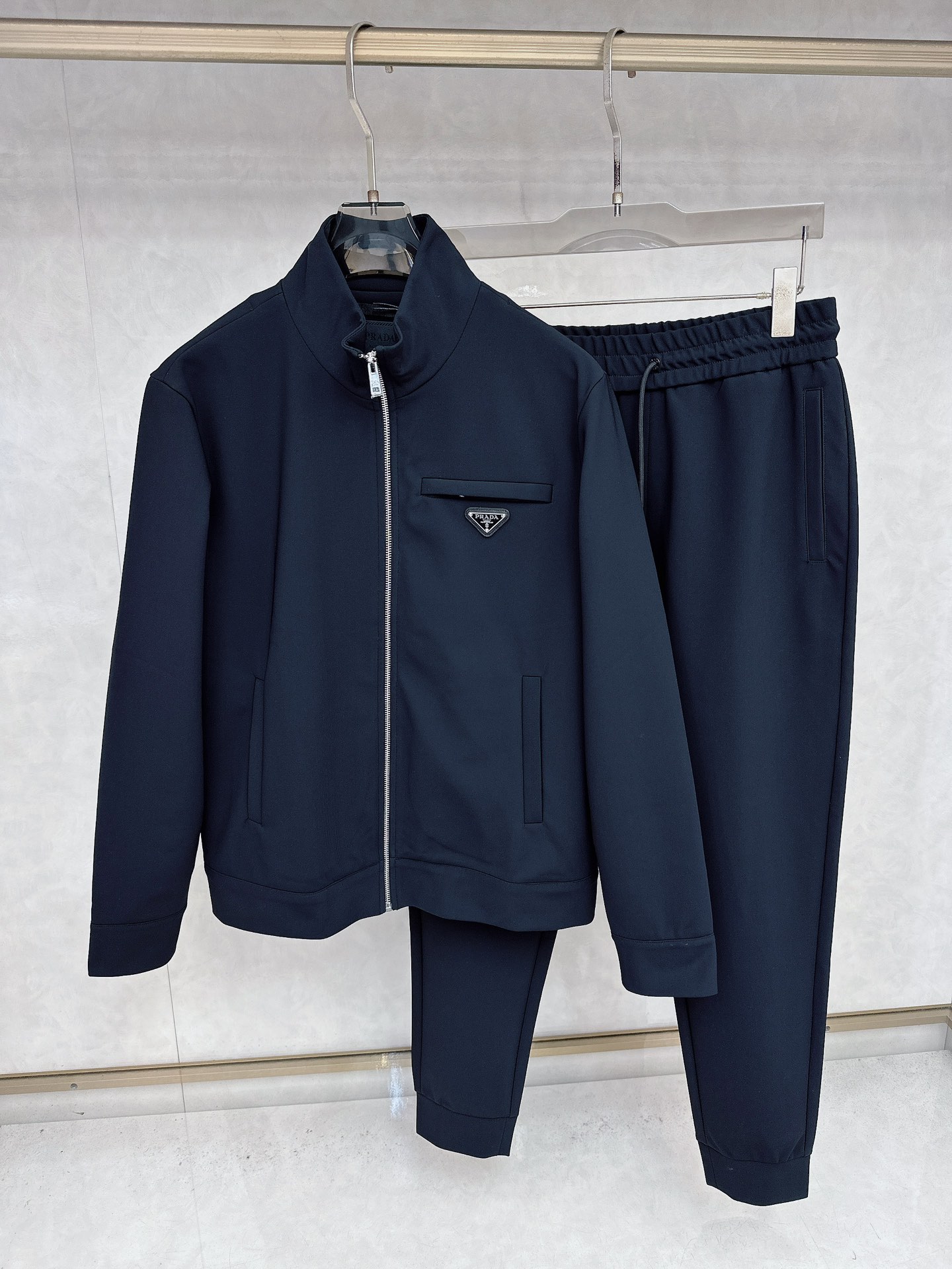 NO:510830,Prada PRADA 2025 autumn new casual suit, exquisite details and full of high-end sense. Customized high-end fabrics, with a crisp and stylish upper body, comfortable and not tight. The clean and neat tailoring is full of urban style, and it is good to wear it. It is the first choice for high-end fashion fashion people, and the upper body effect is super good!  Number of codes: 48-56, prada, prada, alexander wang19860909普拉达 PRADA 2025秋季新款休闲套装,细节精致高级,高级感满满.定制高端面料,上身挺括有型,舒适不紧绷.干净利落的剪裁都市风十足,穿上心情就好,高端潮流时尚人士首选,上身效果超级好看！码数:48—56,,prada,prada,alexander wang,Men's clothing