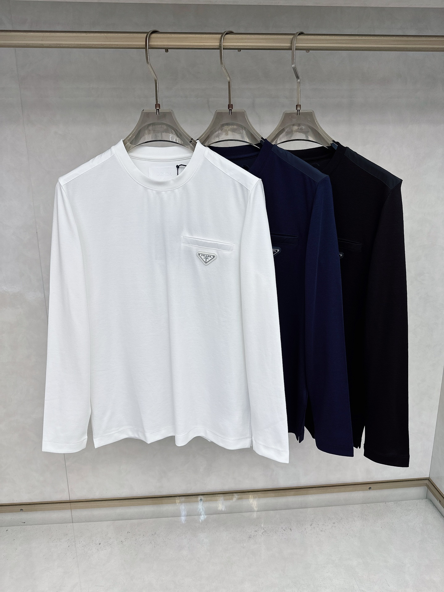 NO:510833,Prada exclusively offers new original single men's casual long sleeves, high-end customization, high-end version, fashionable and versatile imported fabric, super soft and delicate, skin-friendly and comfortable to wear, high-end boutique, OEM, fine-made top body, very good, men's essential items, three standards, M-3XL,,prada,prada,alexander wang19860909Prada普拉达独家专供新款原单男士休闲长袖 高端定制 高端版本 时尚百搭爆款进口面料 手感超柔软细腻 穿着亲肤舒适 高端精品 代工厂精细做上身非常赞 男士必备单品 三标齐全 码数M-3XL,,prada,prada,alexander wang,Men's clothing