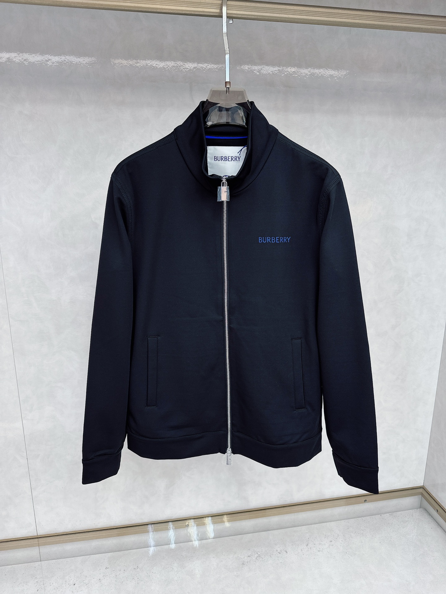 NO:510836,Burberry stand collar jacket fabric is made of imported fine woven fabric, which has good elasticity and extension. The fabric is soft and comfortable, moisture-absorbing and breathable, and has strong wrinkle resistance. The inner lining adopts a full-edged process without any fur seams, which can be consistent, clean and simple from the outside to the inside!  Zipper hardware adopts electric whitening technology to compare custom mold opening shoulder seams with the latest triangular car technology. It is equipped with a fixed weaving main mark and a blue chest imported silicone logo. The upper body feels super comfortable and absolutely exclusive and high-quality. Number of codes M L XL XXL XXL,,burberry,jackets & coats,alexander wang19860909巴宝莉.立领外套面布采用进口精编面料,具有良好的弹性和延伸性,面料柔软舒适,吸湿透气,抗皱性强.内里采用全包边工艺无任何毛缝, 从外到内都能做到一致干净简约！ 拉链五金采用挂电亮白工艺对比定制开模肩缝采用最新三角车工艺.配用定织主唛和蓝色系前胸进口硅胶logo. 上身手感超舒服 绝对独家高品质 码数M L XL XXL XXL,,burberry,jackets & coats,alexander wang,Men's clothing