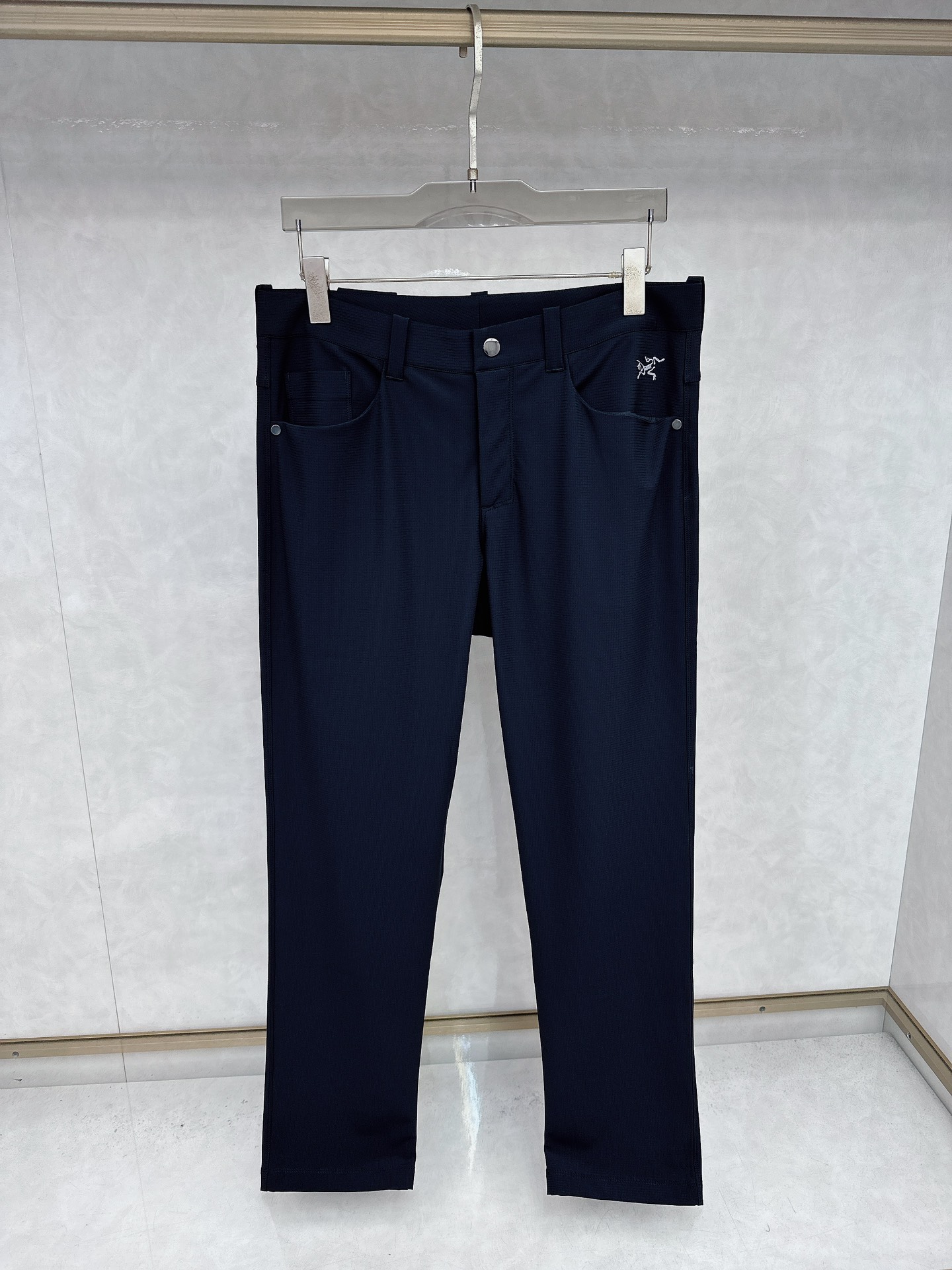 NO:510827,Archaeopteryx Trousers, a collision between classic and fashion!  The trousers are neat and well-tailed, which can well modify the legs and make the legs look straight and slender. The design of the back pocket is simple and elegant, and the brand label shows the identity in a low-key manner. The fabric is full of texture, skin-friendly and comfortable, M-2XL, arc'teryx, alexander wang19860909始祖鸟 西裤,经典与时尚的碰撞！ 裤子的版型十分利落,剪裁得体,能够很好地修饰腿型,让双腿看起来笔直修长.后袋的设计简约大方,品牌标签低调地彰显着身份.面料质感满满,亲肤又舒适,M-2XL,arc'teryx,alexander wang,Men's clothing