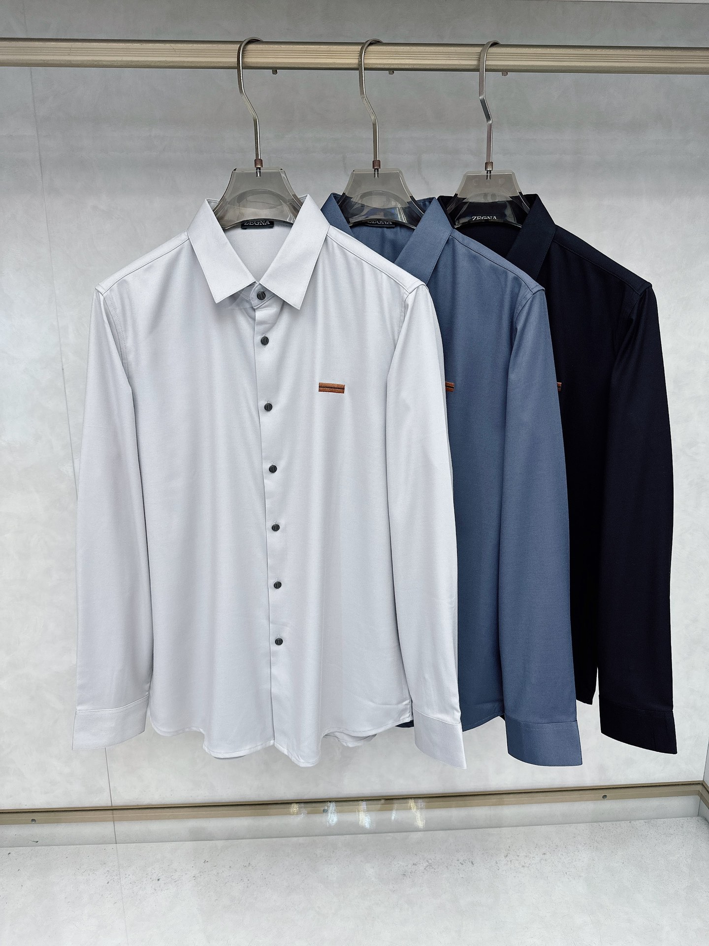 NO:510829,zg Jie*ya three-color clean version long lining 2025 autumn and winter new product series, long sleeves are extremely pure, simple, luxurious and beautiful. It uses 55 long lint cotton, 16-day silk, and 29 polyurethane fiber composite to create a micro-furted and close-fitting feeling. At the same time, the feel is smooth, the structure is fine and flexible, and it is easy to take care of. Light gray, black, gray and blue, size M-2XL,,alexander wang19860909zg杰*亚三色净版长衬 2025秋冬季新品系列,袖长灵感极净简奢华美.选用55长绒棉,16天丝,29聚氨酯纤维复合,打造微磨毛的贴身穿着感.同时手感细滑,组织机理细密柔韧,方便打理 颜色浅灰 黑色 灰蓝 尺码M-2XL,,alexander wang,Men's clothing