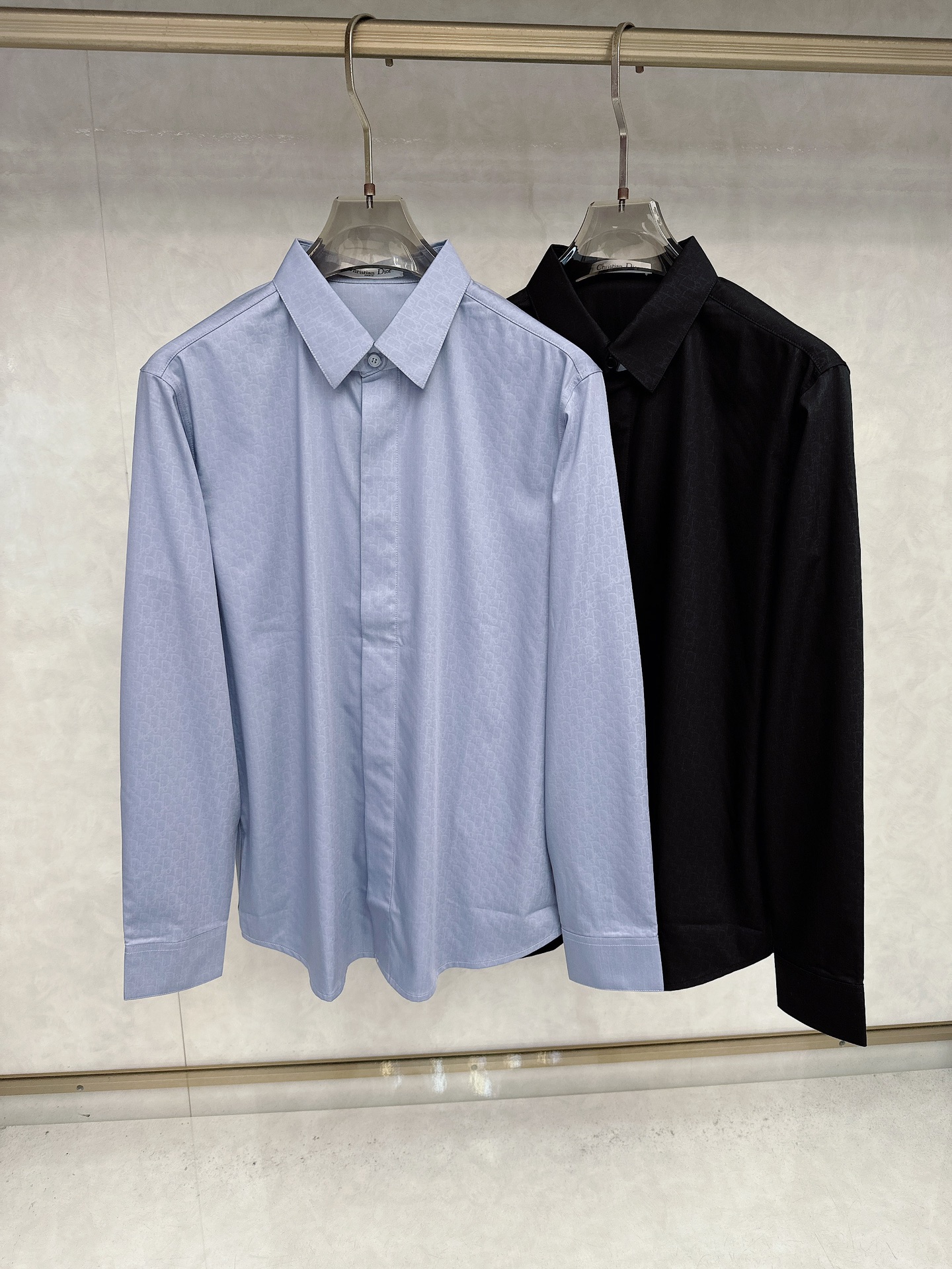 NO:510831,Dior DOR25FW autumn new top-grade Tianshi cotton blend casual lapel shirt, full of presbyopia patterns and fashionable loose long-sleeved shirt!  Trading companies have sparse channels and are released on the official website at the same time!  The new themed silk shirt focuses on quality and details, and takes into account both fashion and casual style. It has become an indispensable fashion choice for you in this spring and summer. I hope you will feel confident and charming after wearing it!  The shirt is carefully crafted from 51-day silk 33.5 cotton 12.5 viscose fiber 3 spandex material for imported customers. The fabric is soft and comfortable, and has a good touch. It is not only moisture-absorbing and breathable, but also close and comfortable, and does not easily irritate the skin!  A complete new old-fashioned pattern creates a dashing shape that can be appropriate in day and night!  Custom-made painted buttons and smooth and meticulous car line details show a very exquisite and sophisticated quality!  This fashionable and casual shirt has a decent style and is very fashionable whether worn alone or mixed with each other. The design focuses more on gender neutrality and is more inclusive and diverse in dressing!  Color gray-blue, black Size M-2XL Size reference M Size shoulder width 45 bust 102 sleeve length 62 clothes 72 L Size shoulder width 46 bust 106 sleeve length 63 clothes 73 XL Size shoulder width 47 bust 110 sleeve length 64 clothes 74 2XL Size shoulder width 48 bust 114 sleeve length 65 clothes 75,,dior,shirts,real silk,alexander wang19860909迪奥 DOR25FW秋季新款顶级天丝棉混纺休闲翻领衬衣,满幅老花图案时尚宽松长袖衬衫！贸易公司渠道稀出,同步官网发售！全新主题真丝衬衫既注重品质与细节,又兼顾时尚与休闲风格,在这个春夏里成为您不可或缺的时尚选择,愿您在穿上它后焕发自信、散发魅力！ 该衬衫采用了客供进口51天丝33.5棉12.5粘胶纤维3氨纶材质精心打造,面料柔软舒适,触感良好,不仅吸湿透气,而且贴身舒适,不易刺激皮肤！全幅全新的老花图案,打造出倜傥的造型,在昼夜场合都能得体！客供定制的漆面纽扣,和平顺细致的车线细节,展现出非常精湛考究的品相！这件时尚休闲的衬衫版型剪裁得体,无论是单穿还是混搭都非常洋气,设计更加注重性别中性化,在穿着上更具包容性和多样性！ 颜色灰蓝色、黑色 尺码M-2XL 尺寸参考 M码肩宽45胸围102袖长62衣长72 L码肩宽46胸围106袖长63衣长73 XL码肩宽47胸围110袖长64衣长74 2XL码肩宽48胸围114袖长65衣长75,,dior,shirts,real silk,alexander wang,Men's clothing