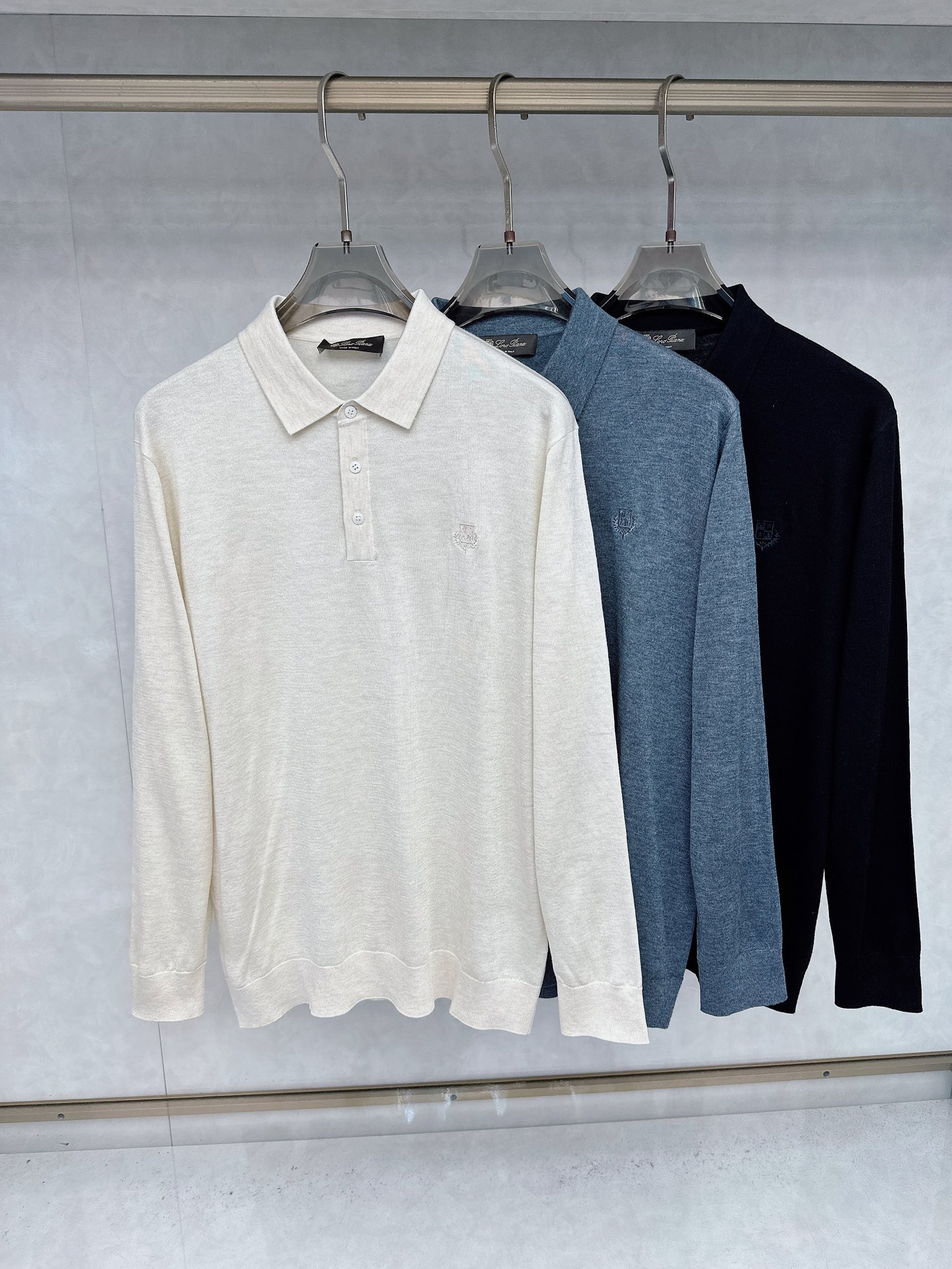 NO:510834,LP Fall New Classic H-Embroidered Logo Men's Long Sleeve Lapel T-shirt!  Urban fashion and casual style, classic long-sleeved POLO shirt style, imported special fabrics 27 wool, 63 modal, 10 acrylic, excellent comfort with close-fitting, soft and skin-friendly, smooth and delicate, slightly elastic, with a slight gloss, and will not deform after being worn for a long time. Paired with the iconic H letter embroidery logo on the chest, the dazzling orange embellishment instantly enhances the overall taste and grade, highlighting the charm of Zhuo Ya Shangpin. The upper body is low-key but has connotation and taste, and is super versatile. Whether it is worn alone or in the inner layer, it is a handsome and stylish lapel T-shirt, which can easily create a high-end and elegant charm of the male god!  A slightly loose basic style meets the simple needs of commuters for dressing. The upper body works well and looks slim. It looks like a simple POLO shirt that can also be worn to give you a good taste, and can be easily controlled for business and leisure. Size M-2XL, loro piana,tees, t-shirt, alexander wang19860909LP 秋季新款经典H刺绣徽标男士长袖翻领T恤！ 都市时尚休闲版型,经典的长袖POLO衫款式,进口客供特种面料 27羊毛,63莫代尔,10晴纶,贴身穿着舒适度极佳,柔软亲肤,爽滑细腻,微弹,带有微微的光泽,久穿久洗不变形.搭配胸前标志性H字母绣标,亮眼的桔色点缀,瞬间提升了整体的品味与档次,彰显卓雅尚品魅力.上身低调但有内涵有品位,且超级百搭,无论是单穿还是内搭都是帅气有型的翻领T恤,都能轻松打造出高级优雅的男神魅力！稍带宽松的基础版型,满足通勤人们对于着装的简约需求,上身效果很好,显瘦,看是简单的POLO衫也能穿出好品味,商务休闲皆能轻松驾驭. 尺码M-2XL,,loro piana,tees，t-shirt,alexander wang,Men's clothing