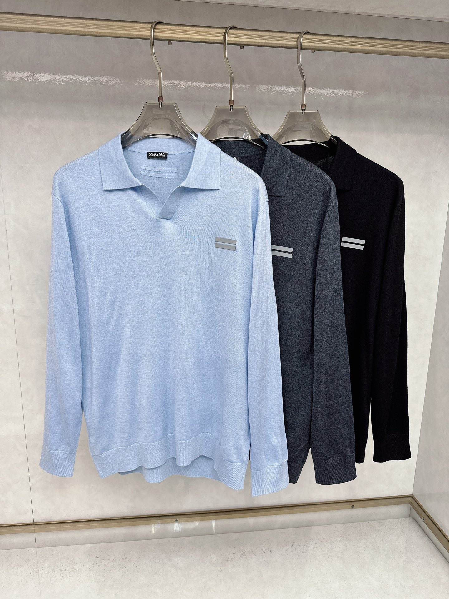 NO:510818,Zenia Autumn 2025 new classic H-embroidered logo men's long-sleeved lapel T-shirt!  Urban fashion and casual style, classic long-sleeved POLO shirt style, imported special fabrics 27 wool, 63 modal, 10 acrylic, excellent comfort with close-fitting, soft and skin-friendly, smooth and delicate, slightly elastic, with a slight gloss, and will not deform after being worn for a long time. Paired with the iconic H letter embroidery logo on the chest, the dazzling orange embellishment instantly enhances the overall taste and grade, highlighting the charm of Zhuo Ya Shangpin. The upper body is low-key but has connotation and taste, and is super versatile. Whether it is worn alone or in the inner layer, it is a handsome and stylish lapel T-shirt, which can easily create a high-end and elegant charm of the male god!  A slightly loose basic style meets the simple needs of commuters for dressing. The upper body works well and looks slim. It looks like a simple POLO shirt that can also be worn to give you a good taste, and can be easily controlled for both business and leisure. Size M-2XL, zegna,tees, t-shirt, alexander wang19860909杰尼亚 2025秋季新款经典H刺绣徽标男士长袖翻领T恤！ 都市时尚休闲版型,经典的长袖POLO衫款式,进口客供特种面料 27羊毛,63莫代尔,10晴纶,贴身穿着舒适度极佳,柔软亲肤,爽滑细腻,微弹,带有微微的光泽,久穿久洗不变形.搭配胸前标志性H字母绣标,亮眼的桔色点缀,瞬间提升了整体的品味与档次,彰显卓雅尚品魅力.上身低调但有内涵有品位,且超级百搭,无论是单穿还是内搭都是帅气有型的翻领T恤,都能轻松打造出高级优雅的男神魅力！稍带宽松的基础版型,满足通勤人们对于着装的简约需求,上身效果很好,显瘦,看是简单的POLO衫也能穿出好品味,商务休闲皆能轻松驾驭. 尺码M-2XL,,zegna,tees，t-shirt,alexander wang,Men's clothing