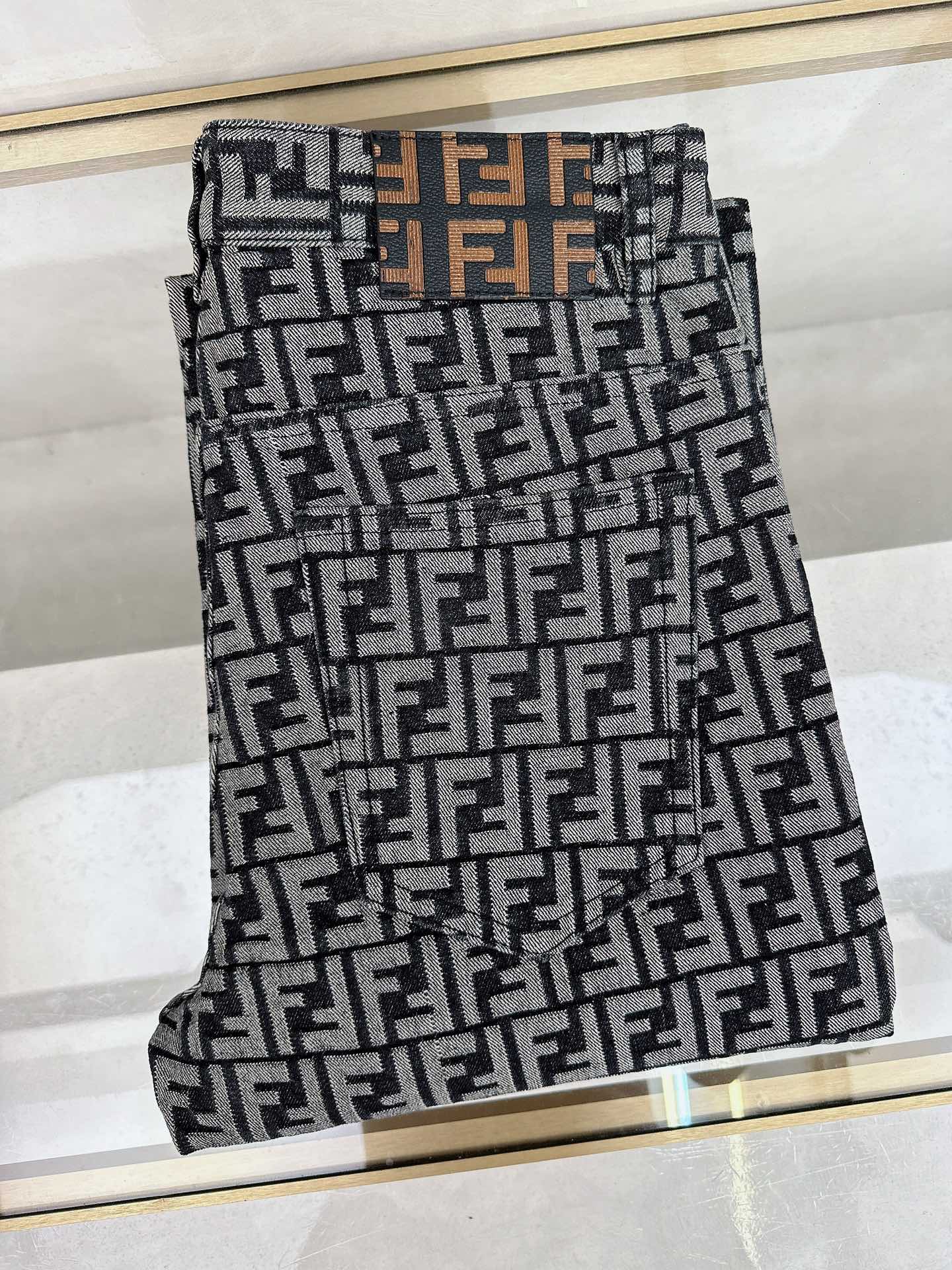 NO:509498,Fendi 2025 autumn and winter new models are available in stock, original single hot jeans are super customized, original hardware, super heavy industry technology, excellent version, impeccable details!  The style is not picky, it is very high-end, and the good products are not waiting for everyone. If you like it, hurry up and start, size 29-38, fendi, jeans, alexander wang19860909芬迪 2025秋冬新款现货上市,原单爆款牛仔裤超级定制款,原版五金,超级重工工艺,版型超赞细节做工无可挑剔！款式不挑人,特别高档,好货不等人,看中赶紧下手,尺码29-38,,fendi,jeans,alexander wang,Men's clothing