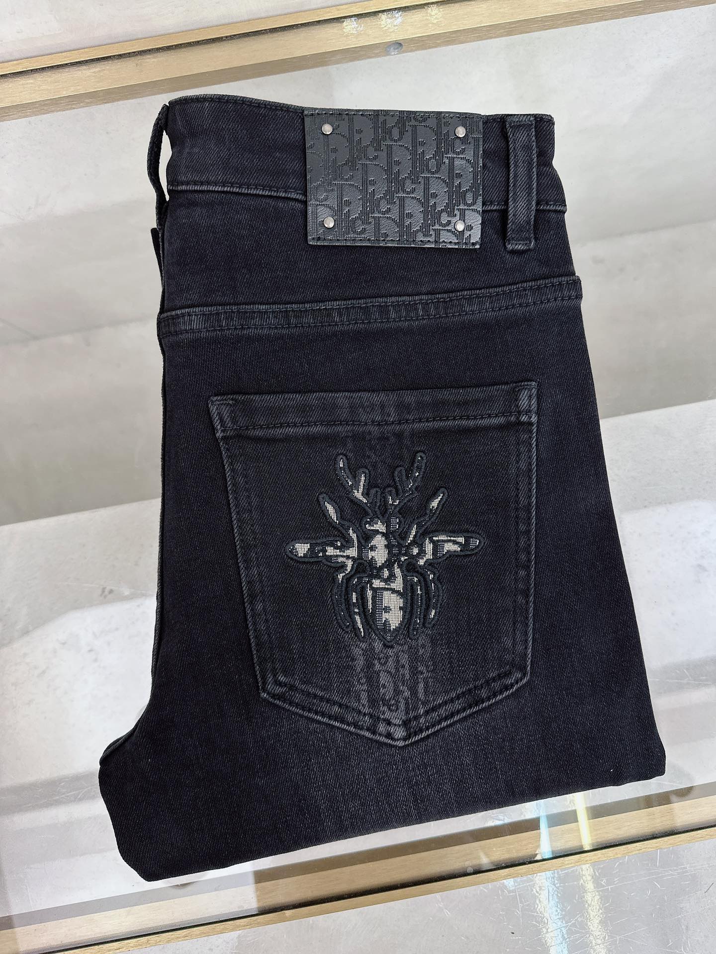 NO:509472,Dior 2025 autumn and winter new models are available in stock, original single hot jeans are super customized, original hardware, super heavy industry technology, excellent version, impeccable details!  The style is not picky, it is very high-end, and the good products are not waiting for everyone. Take a look at it and start quickly. Size 29-38, dior, jeans, alexander wang19860909迪奥 2025秋冬新款现货上市,原单爆款牛仔裤超级定制款,原版五金,超级重工工艺,版型超赞细节做工无可挑剔！款式不挑人,特别高档,好货不等人,看中赶紧下手,尺码29-38,,dior,jeans,alexander wang,Men's clothing