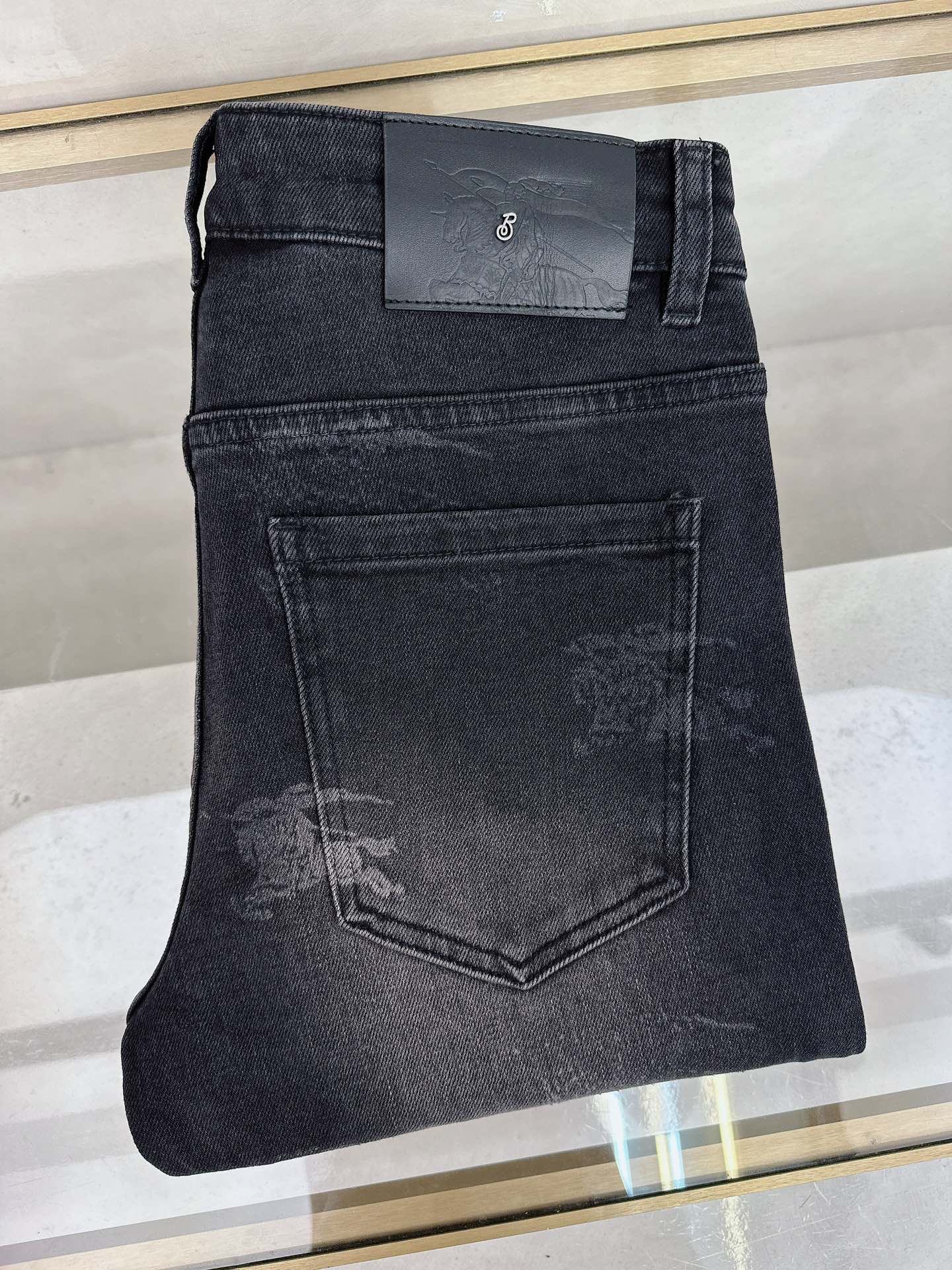 NO:509478,Burberry's new autumn and winter 2025 is available in stock, with original single hot jeans super customized style, original hardware, super heavy industry technology, excellent style, impeccable details!  The style is not picky, it is very high-end, and the good products are not waiting for everyone. Take a look at it and start quickly. Size 29-38, burberry, jeans, alexander wang19860909巴宝莉 2025秋冬新款现货上市,原单爆款牛仔裤超级定制款,原版五金,超级重工工艺,版型超赞细节做工无可挑剔！款式不挑人,特别高档,好货不等人,看中赶紧下手,尺码29-38,,burberry,jeans,alexander wang,Men's clothing