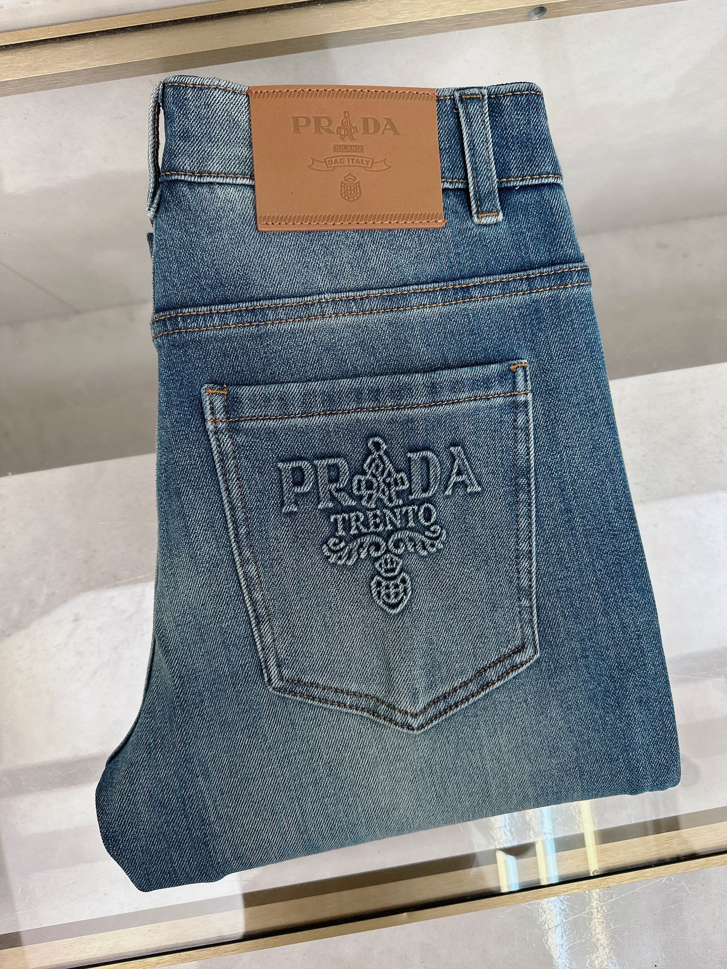 NO:509481,Prada 2025 autumn and winter new models are available in stock, original single hot jeans are super customized, original hardware, super heavy industry technology, excellent version, impeccable details!  The style is not picky, it is very high-end, and the good products are not waiting for everyone. Take a look at it and start quickly. Size 29-38, prada, jeans, alexander wang19860909普拉达 2025秋冬新款现货上市,原单爆款牛仔裤超级定制款,原版五金,超级重工工艺,版型超赞细节做工无可挑剔！款式不挑人,特别高档,好货不等人,看中赶紧下手,尺码29-38,,prada,jeans,alexander wang,Men's clothing