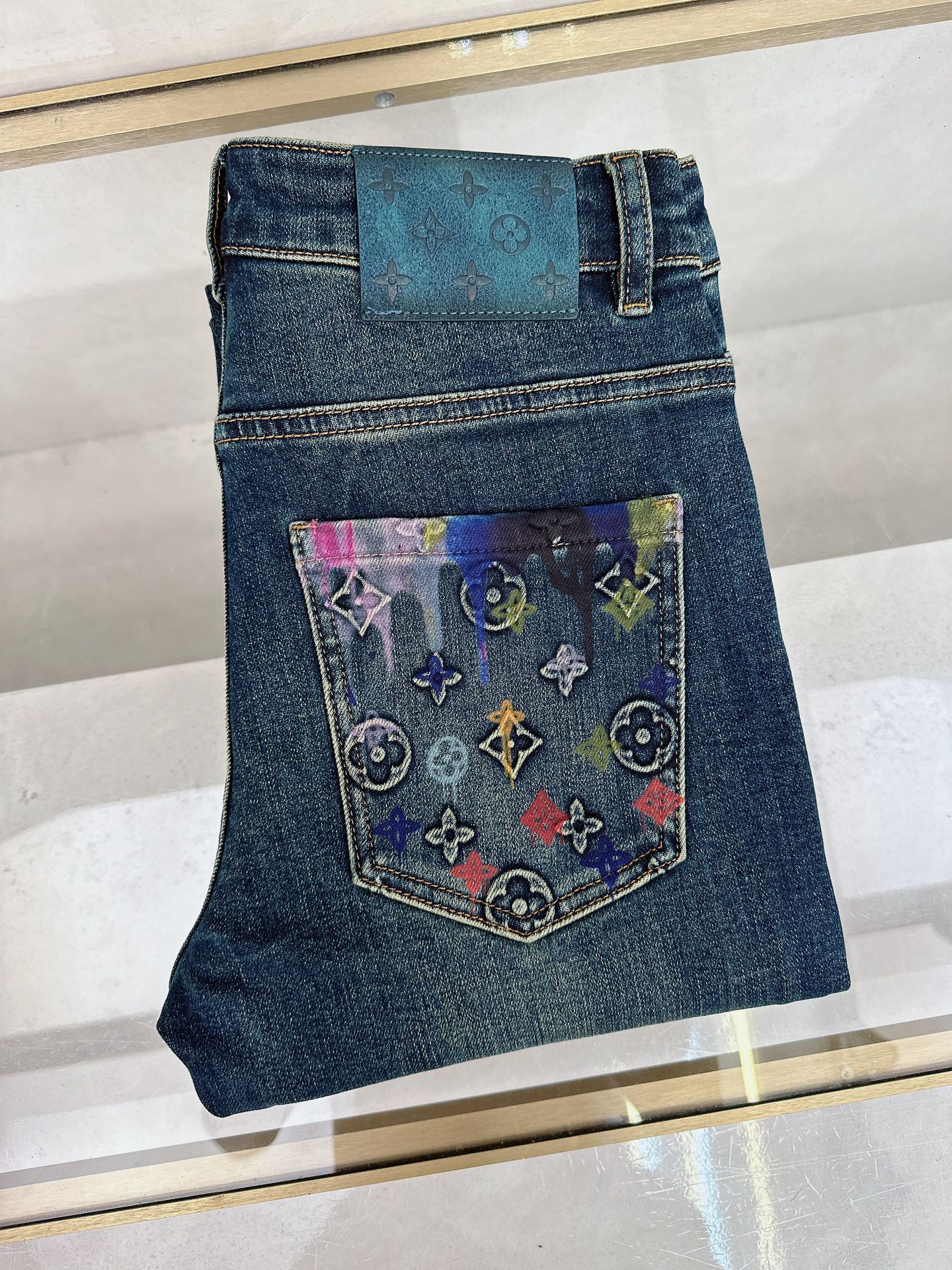 NO:509484,LV 2025 autumn and winter new models are available in stock, original single hot jeans are super customized, original hardware, super heavy industry technology, excellent version, impeccable details!  The style is not picky, it is very high-end, and the good products are not waiting for everyone. Take a look at it and start quickly. Size 28-38, louis vuitton, jeans, alexander wang19860909LV 2025秋冬新款现货上市,原单爆款牛仔裤超级定制款,原版五金,超级重工工艺,版型超赞细节做工无可挑剔！款式不挑人,特别高档,好货不等人,看中赶紧下手,尺码28-38,,louis vuitton,jeans,alexander wang,Men's clothing