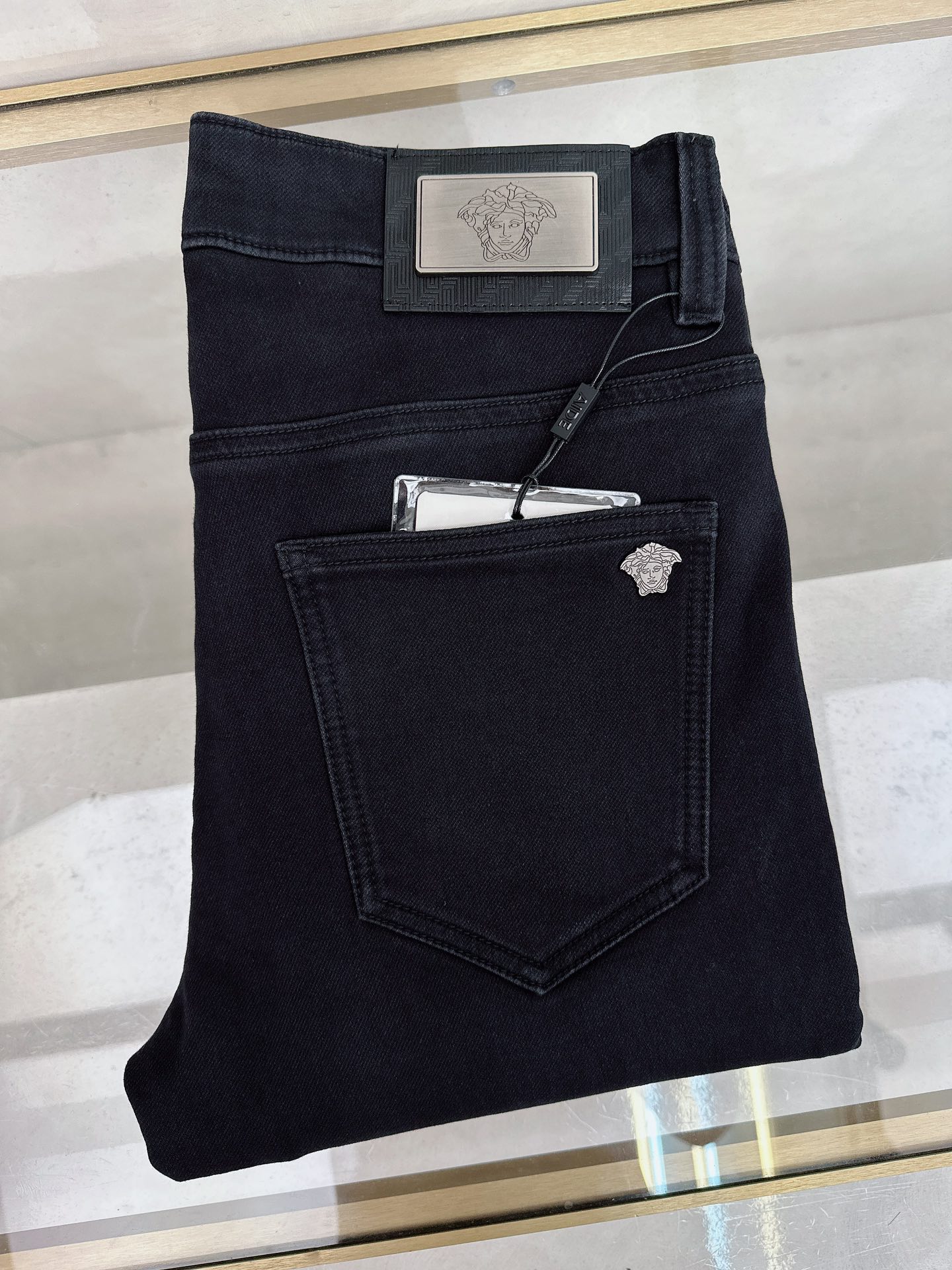 NO:509490,Versace 2025 autumn and winter new models are available in stock, original single hot jeans are super customized, original hardware, super heavy industry technology, excellent version, impeccable details!  The style is not picky, it is very high-end, and the good products are not waiting for everyone. Take a look at it and start quickly. Size 28-38, versace, jeans, alexander wang19860909范思哲 2025秋冬新款现货上市,原单爆款牛仔裤超级定制款,原版五金,超级重工工艺,版型超赞细节做工无可挑剔！款式不挑人,特别高档,好货不等人,看中赶紧下手,尺码28-38,,versace,jeans,alexander wang,Men's clothing