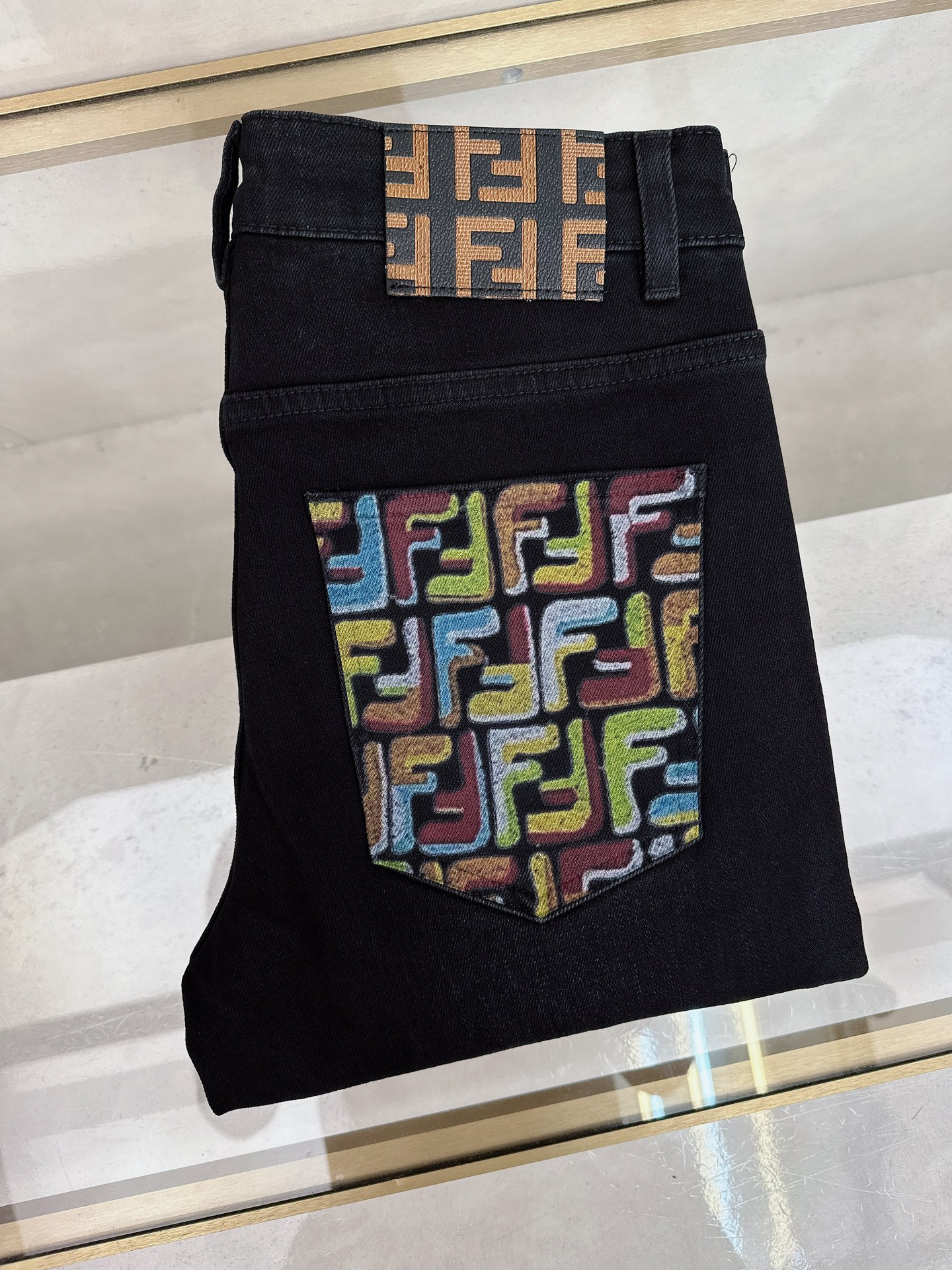 NO:509496,Fendi 2025 autumn and winter new models are available in stock, original single hot jeans are super customized, original hardware, super heavy industry technology, excellent version, impeccable details!  The style is not picky, it is very high-end, and the good products are not waiting for everyone. If you like it, hurry up and start, size 29-38, fendi, jeans, alexander wang19860909芬迪 2025秋冬新款现货上市,原单爆款牛仔裤超级定制款,原版五金,超级重工工艺,版型超赞细节做工无可挑剔！款式不挑人,特别高档,好货不等人,看中赶紧下手,尺码29-38,,fendi,jeans,alexander wang,Men's clothing