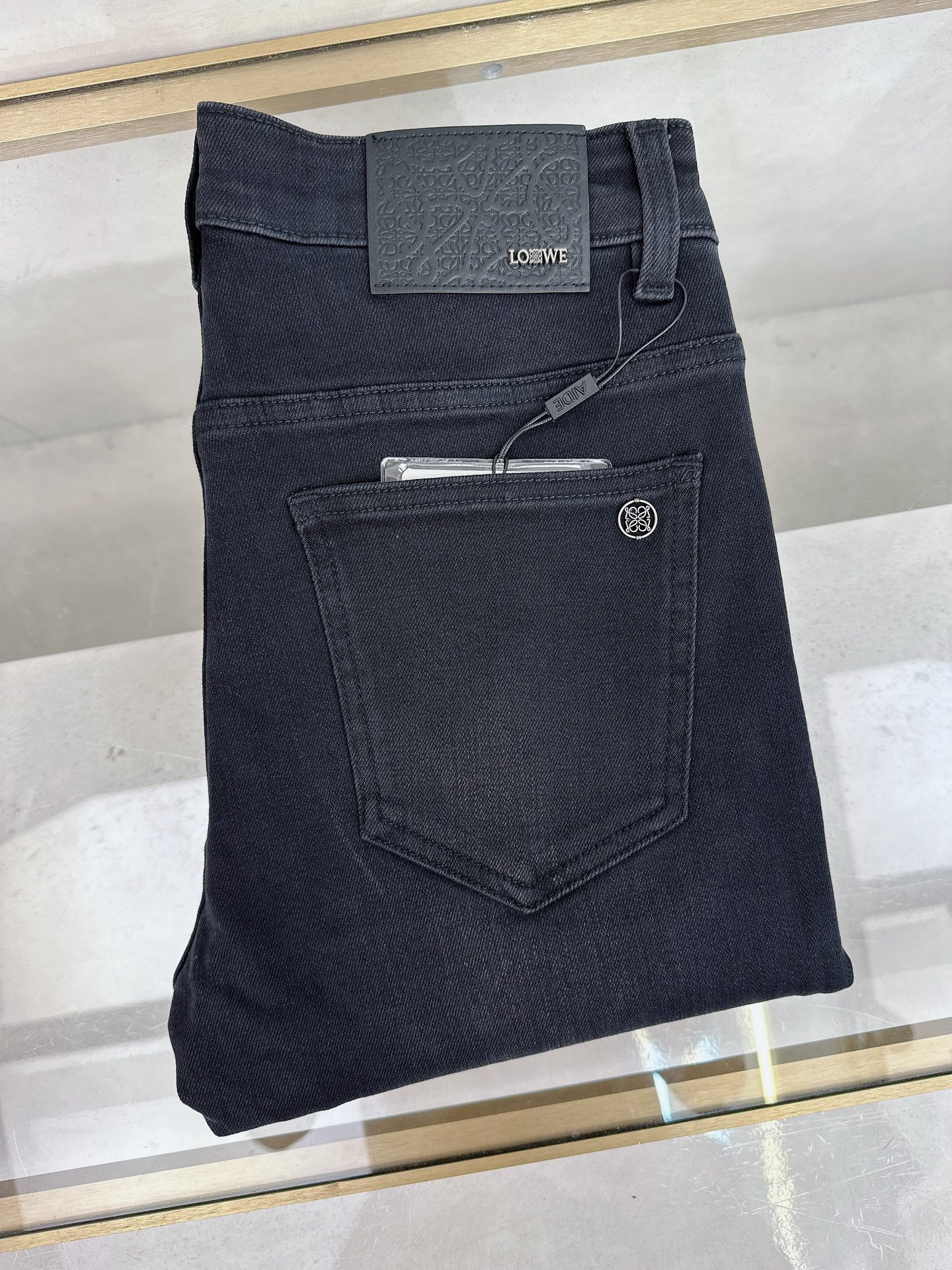 NO:509473,Luo Yiwei's new autumn and winter 2025 is available in stock, with original single hot jeans super customized style, original hardware, super heavy industry technology, excellent version, impeccable details!  The style is not picky, it is very high-end, and the good products are not waiting for everyone. If you like it, hurry up and start, size 28-38, loewe, jeans, alexander wang19860909罗意威 2025秋冬新款现货上市,原单爆款牛仔裤超级定制款,原版五金,超级重工工艺,版型超赞细节做工无可挑剔！款式不挑人,特别高档,好货不等人,看中赶紧下手,尺码28-38,,loewe,jeans,alexander wang,Men's clothing