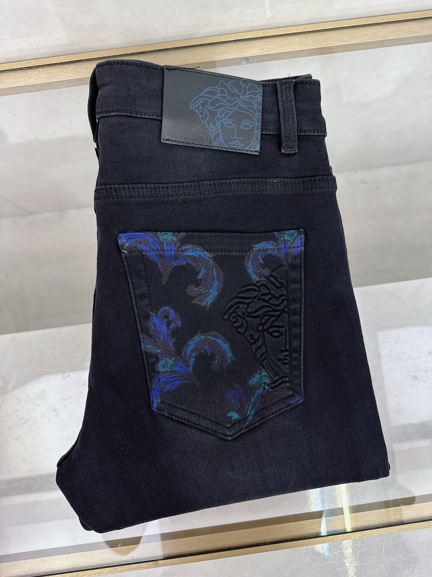 NO:509476,Versace 2025 autumn and winter new models are available in stock, original single hot jeans are super customized, original hardware, super heavy industry technology, excellent version, impeccable details!  The style is not picky, it is very high-end, and the good products are not waiting for everyone. If you like it, hurry up and start, size 29-38, versace, jeans, alexander wang19860909范思哲 2025秋冬新款现货上市,原单爆款牛仔裤超级定制款,原版五金,超级重工工艺,版型超赞细节做工无可挑剔！款式不挑人,特别高档,好货不等人,看中赶紧下手,尺码29-38,,versace,jeans,alexander wang,Men's clothing