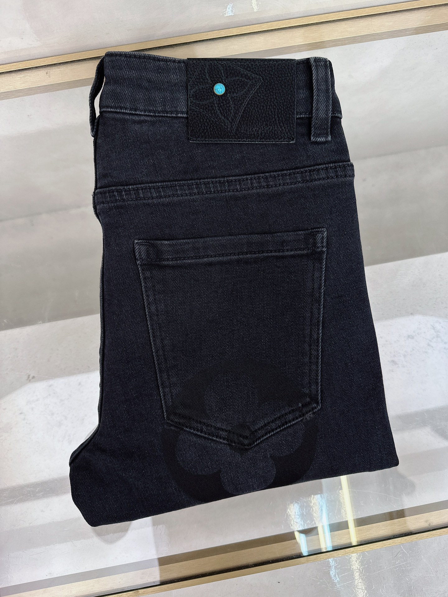 NO:509482,LV 2025 autumn and winter new models are available in stock, original single hot jeans are super customized, original hardware, super heavy industry technology, excellent version, impeccable details!  The style is not picky, it is very high-end, and the good products are not waiting for everyone. If you like it, hurry up and start, size 29-38,, louis vuitton, jeans, alexander wang19860909LV 2025秋冬新款现货上市,原单爆款牛仔裤超级定制款,原版五金,超级重工工艺,版型超赞细节做工无可挑剔！款式不挑人,特别高档,好货不等人,看中赶紧下手,尺码29-38,,louis vuitton,jeans,alexander wang,Men's clothing