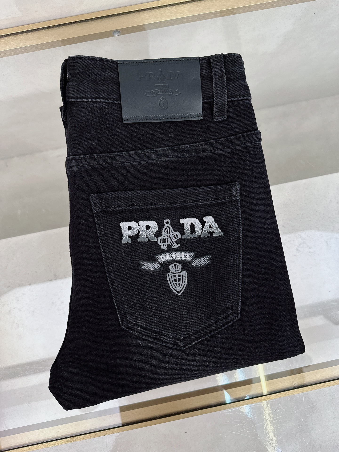 NO:509485,Prada 2025 autumn and winter new models are available in stock, original single hot jeans are super customized, original hardware, super heavy industry technology, excellent version, impeccable details!  The style is not picky, it is very high-end, and the good products are not waiting for everyone. Take a look at it and start quickly. Size 29-38, prada, jeans, alexander wang19860909普拉达 2025秋冬新款现货上市,原单爆款牛仔裤超级定制款,原版五金,超级重工工艺,版型超赞细节做工无可挑剔！款式不挑人,特别高档,好货不等人,看中赶紧下手,尺码29-38,,prada,jeans,alexander wang,Men's clothing