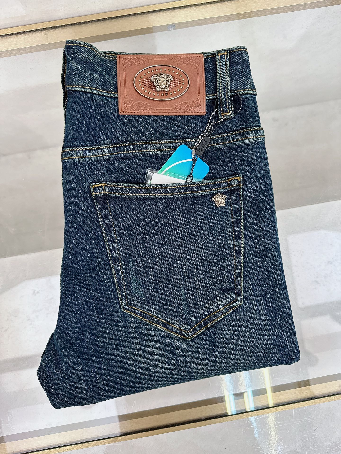 NO:509488,Versace 2025 autumn and winter new models are available in stock, original single hot jeans are super customized, original hardware, super heavy industry technology, excellent version, impeccable details!  The style is not picky, it is very high-end, and the good products are not waiting for everyone. Take a look at it and start quickly. Size 28-38, versace, jeans, alexander wang19860909范思哲 2025秋冬新款现货上市,原单爆款牛仔裤超级定制款,原版五金,超级重工工艺,版型超赞细节做工无可挑剔！款式不挑人,特别高档,好货不等人,看中赶紧下手,尺码28-38,,versace,jeans,alexander wang,Men's clothing