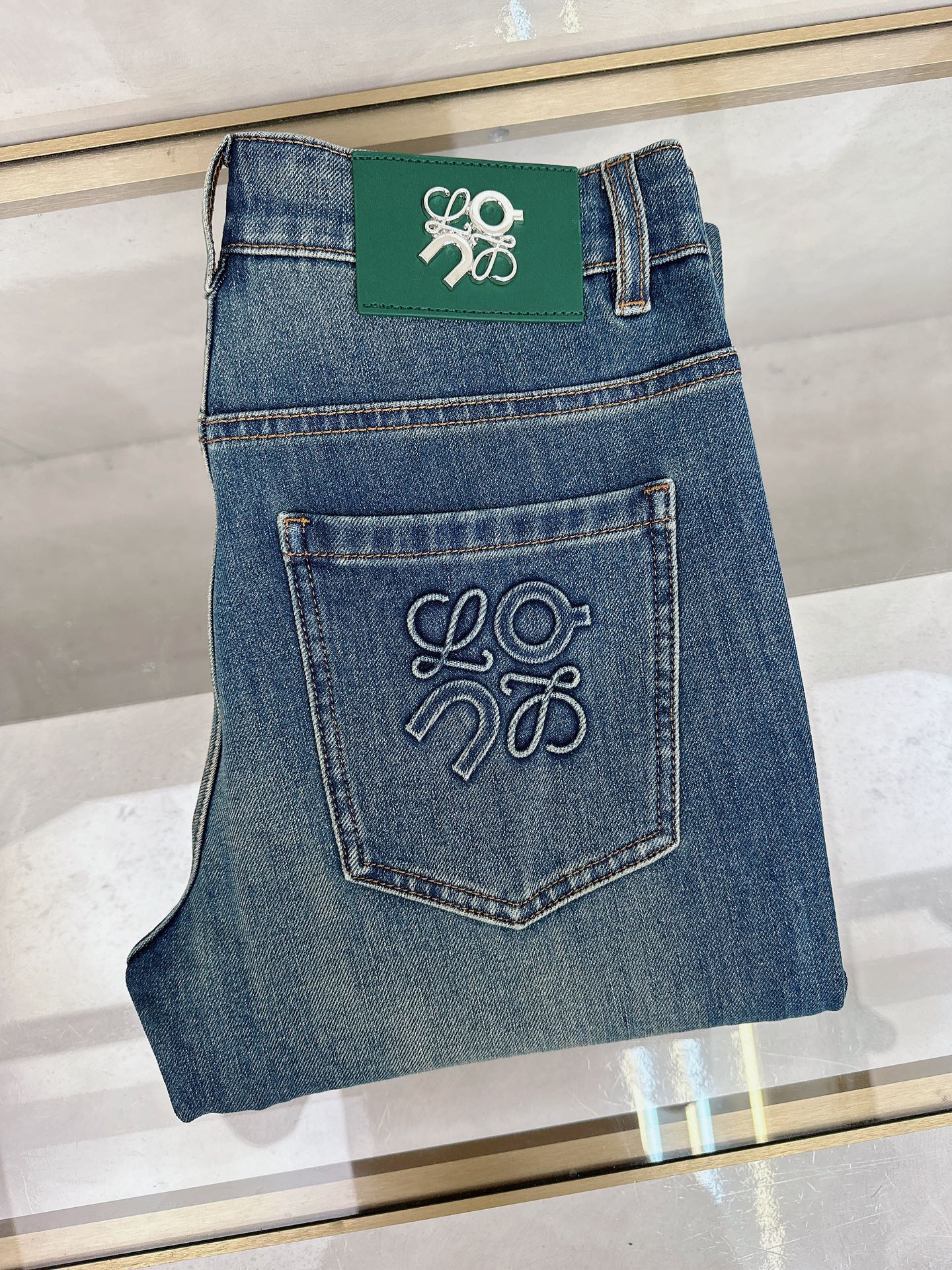 NO:509491,Luo Yiwei's new autumn and winter 2025 is available in stock, with original single hot jeans super customized style, original hardware, super heavy industry technology, excellent version, impeccable details!  The style is not picky, it is very high-end, and the good products are not waiting for everyone. Take a look at it and start quickly. Size 30-38, loewe, jeans, alexander wang19860909罗意威 2025秋冬新款现货上市,原单爆款牛仔裤超级定制款,原版五金,超级重工工艺,版型超赞细节做工无可挑剔！款式不挑人,特别高档,好货不等人,看中赶紧下手,尺码30-38,,loewe,jeans,alexander wang,Men's clothing