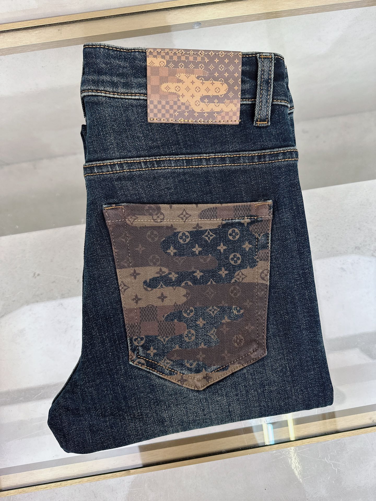 NO:509494,LV 2025 autumn and winter new models are available in stock, original single hot jeans are super customized, original hardware, super heavy industry technology, excellent version, impeccable details!  The style is not picky, it is very high-end, and the good products are not waiting for everyone. If you like it, hurry up and start, size 29-38,, louis vuitton, jeans, alexander wang19860909LV 2025秋冬新款现货上市,原单爆款牛仔裤超级定制款,原版五金,超级重工工艺,版型超赞细节做工无可挑剔！款式不挑人,特别高档,好货不等人,看中赶紧下手,尺码29-38,,louis vuitton,jeans,alexander wang,Men's clothing