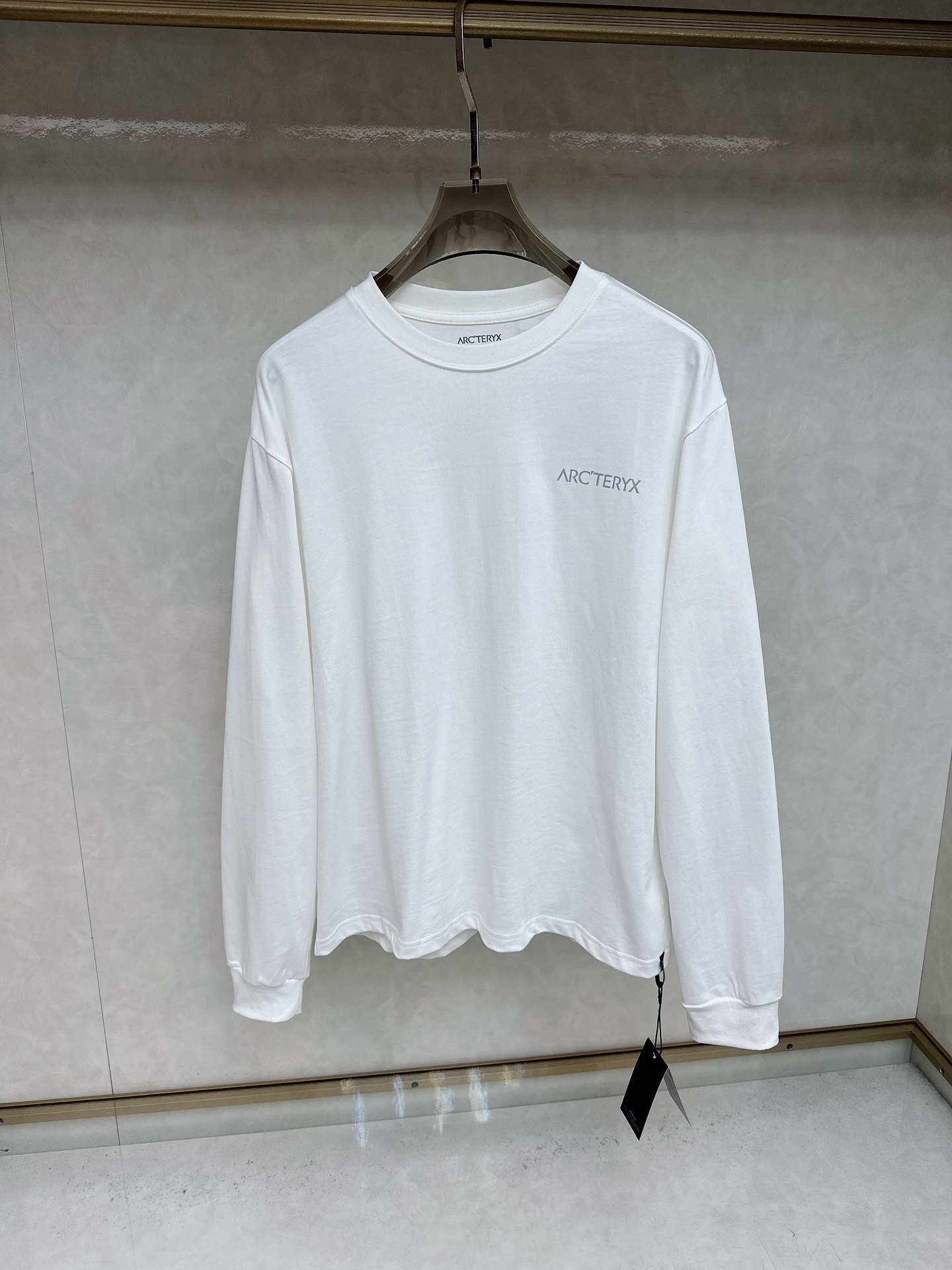 NO:529409,Archaeoptera Bird 2025 Early Autumn AW new product, fashionable and casual round neck long-sleeved T-shirt, available at the same time, original singles, imported original fabrics, extremely complex craftsmanship, quite elegant and fashionable visuals, noble and elegant, from the main fabric to the detailed craftsmanship, demonstrating the ingenuity of fashion, code numbers XS-L, arc'teryx,tees, t-shirt,alexander wang19860909始祖鸟 2025早秋AW新品,时尚休闲圆领长袖T恤,同步有售,原单狠货,进口原版面料,工艺极度复杂,视觉相当雅致时髦,高贵而优雅,从主体面料到细节工艺,彰显时装的匠心所在,码数XS-L,arc'teryx,tees，t-shirt,alexander wang,Men's clothing